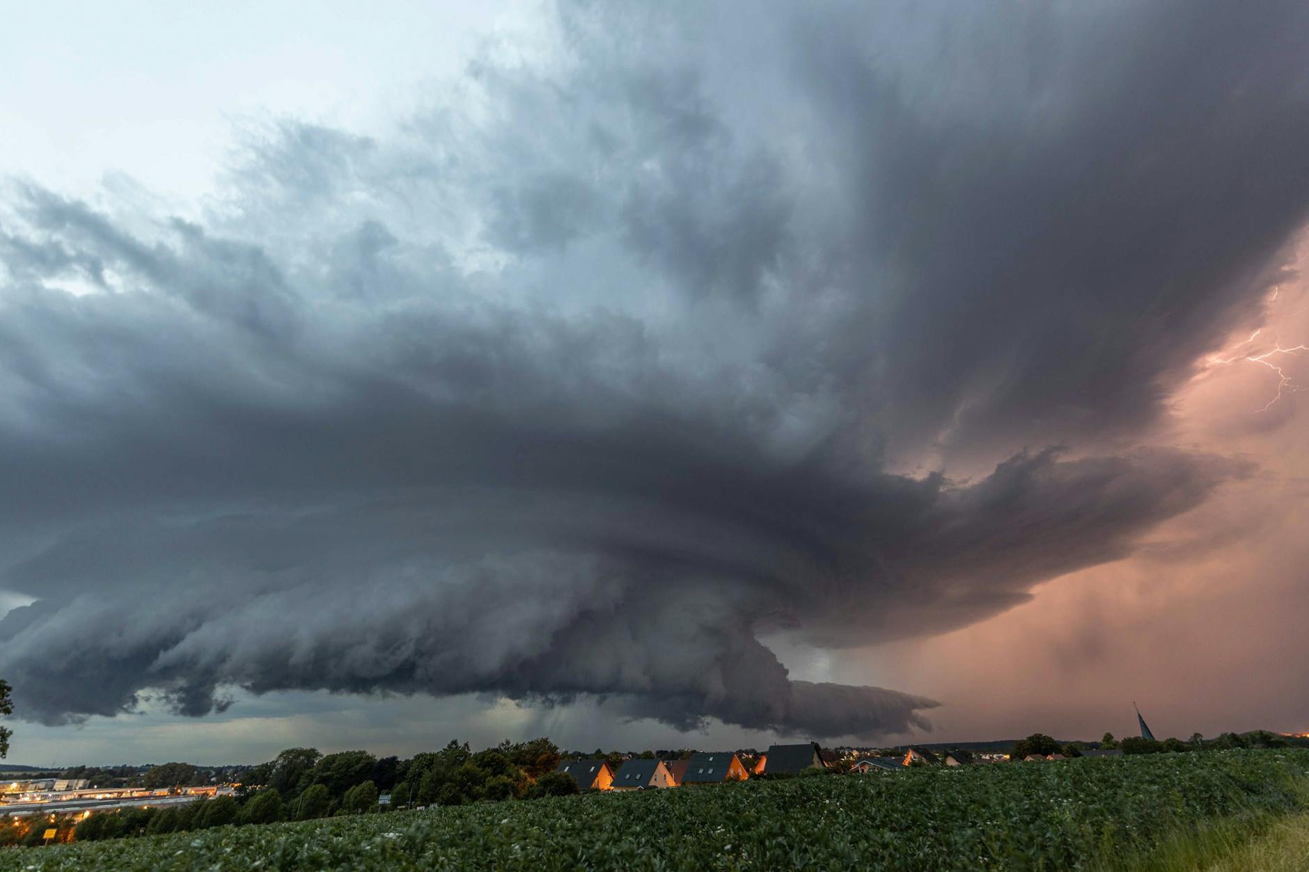 Heftige Gewitter und Unwetter über Deutschland werden von Meteorologen für den Samstagabend und die Nacht zum Sonntag erwartet. 