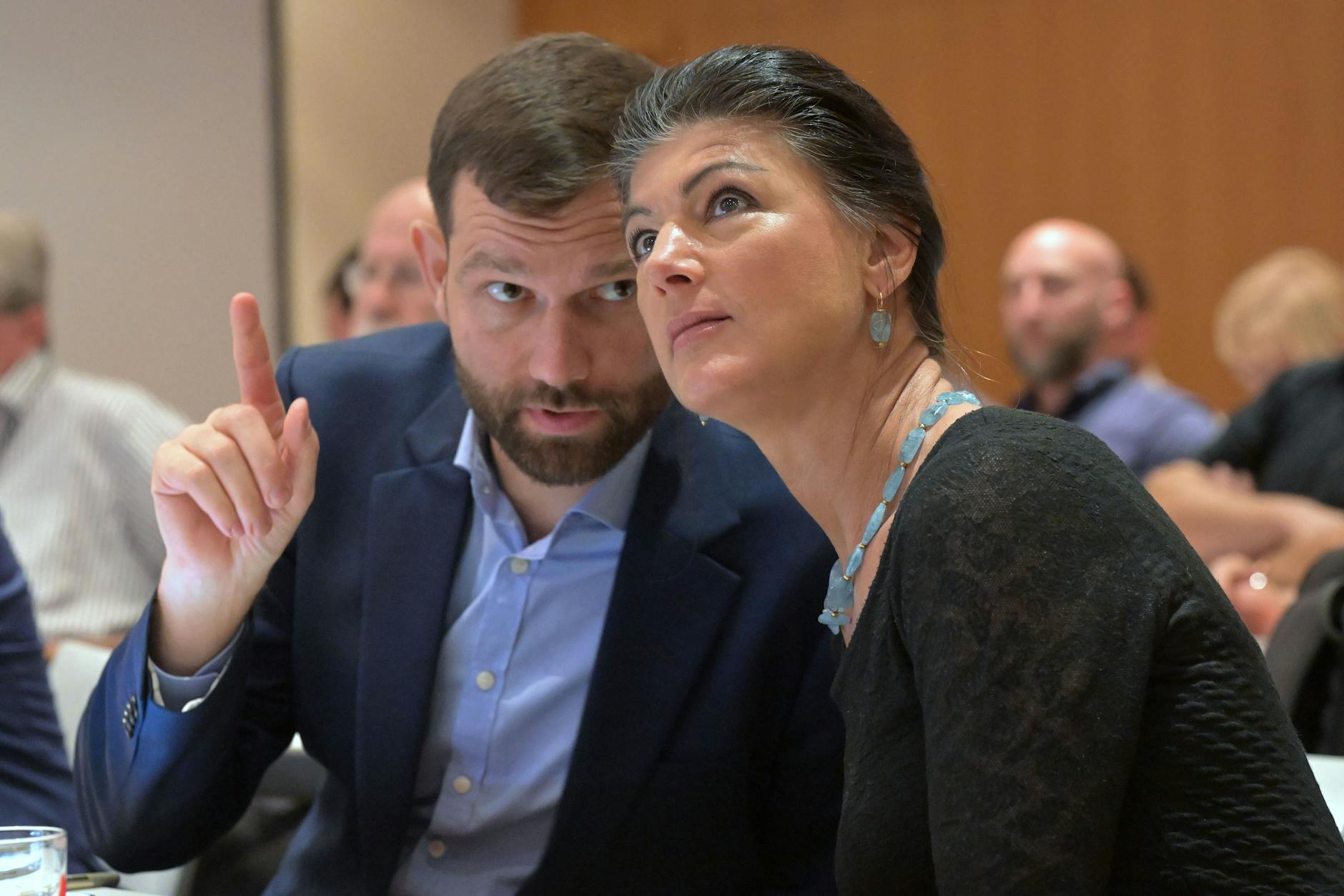 Stefan Roth, brandenburgischer Landesgeschäftsführer der Partei Bündnis Sahra Wagenknecht, spricht am Sonnabend auf dem Parteitag in Potsdam mit Parteichefin Sahra Wagenknecht. 