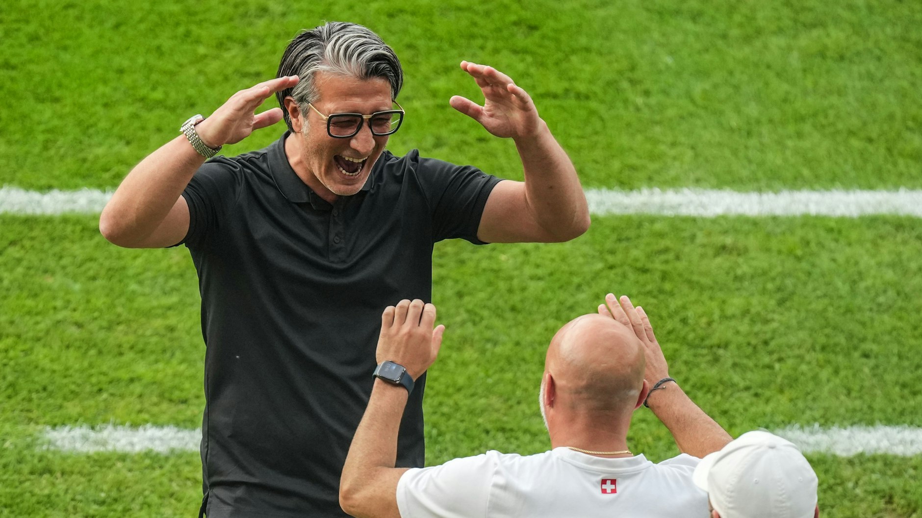 Der Schweizer Trainer Murat Yakin jubelt nach dem Schlusspfiff nach dem Achtelfinale gegen Italien: Die Schweiz trifft im Viertelfinale am 6. Juli in Düsseldorf auf den Sieger der Partie England gegen die Slowakei.