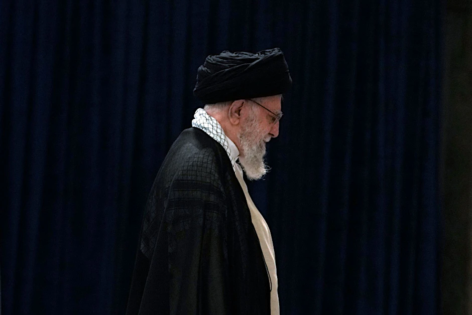 Der iranische Oberste Führer Ayatollah Ali Khamenei verlässt das Gebäude nach der Stimmabgabe während der Präsidentschaftswahlen.