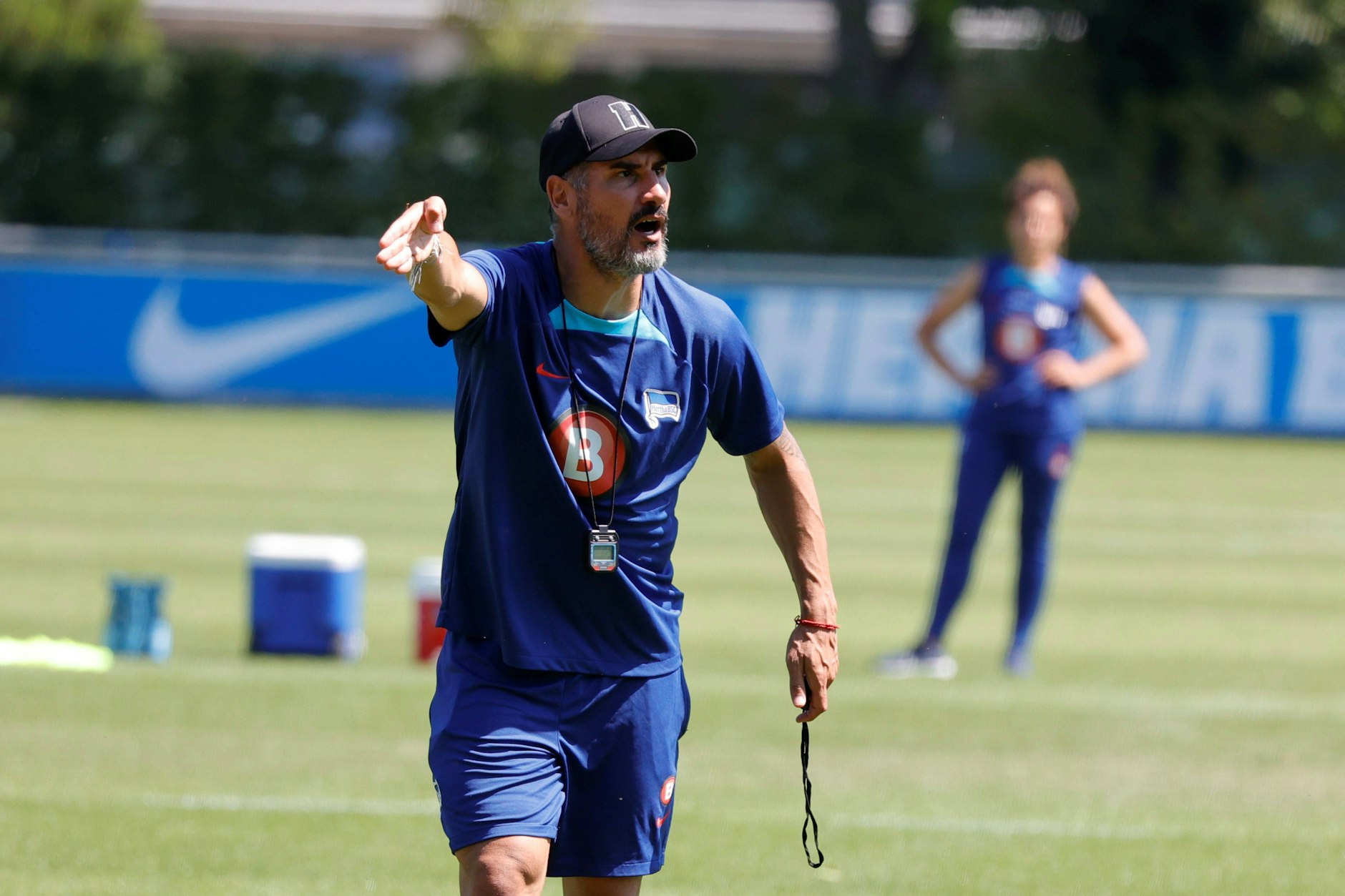Herthas neue Chefcoach Cristian Fiel gibt auf dem Schenckendorffplatz lautstarke Anweisungen, damit die Profis schnell seine Spielphilosophie kapieren.