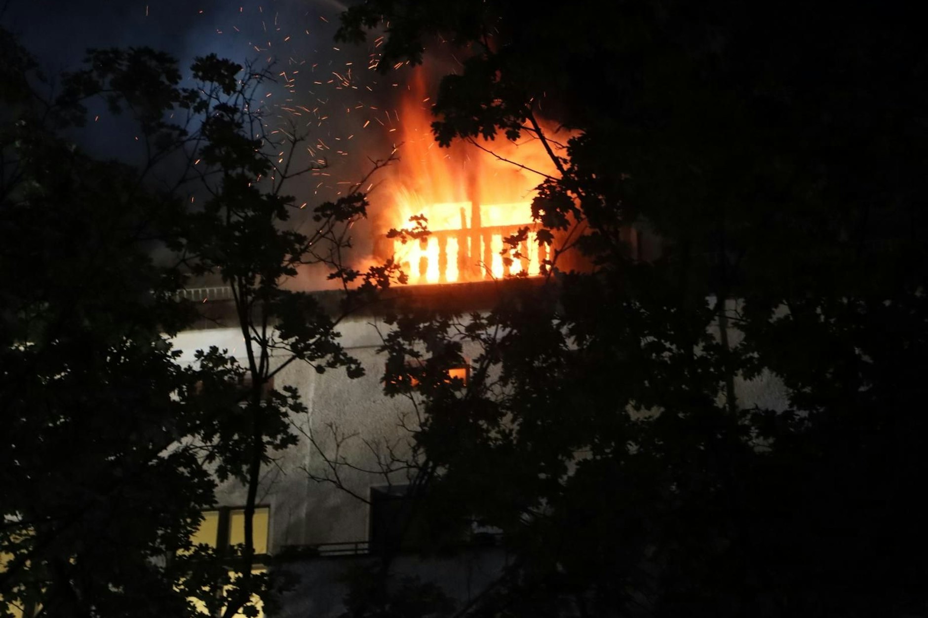 Schrecklicher Brand in Schöneberg – Leblose Person bei Löscharbeiten gefunden!