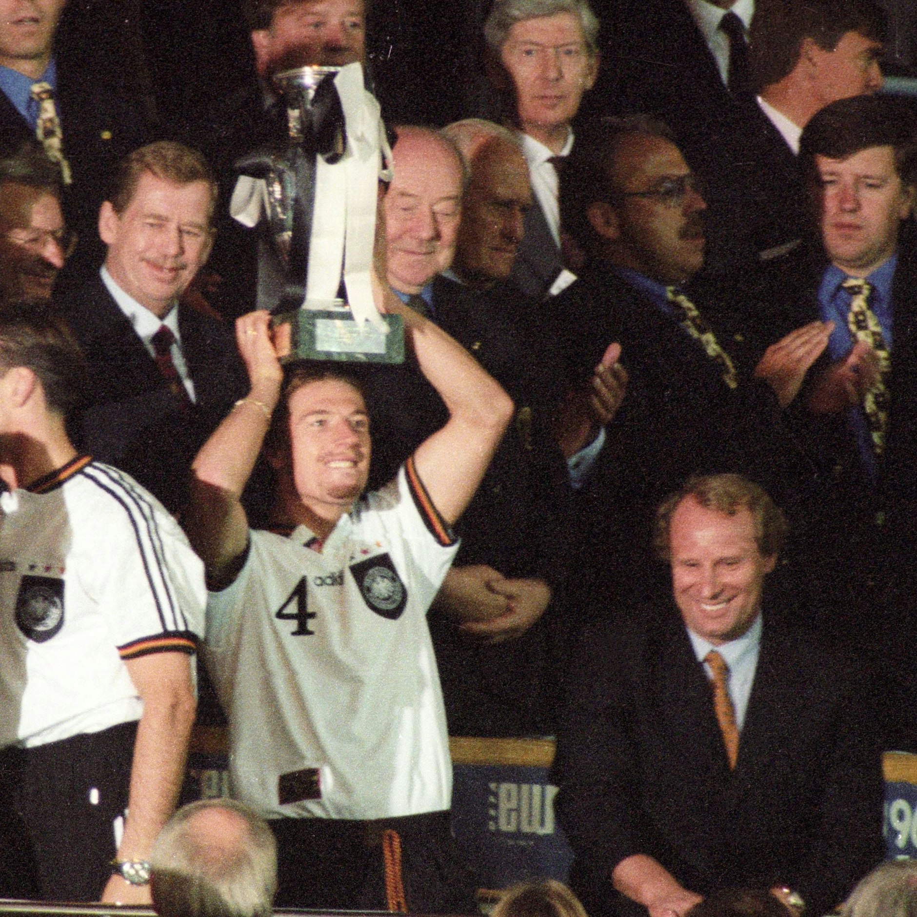 1996 stemmt Steffen Freund nach dem Finale der&nbsp; EM den Pokal. Rechts neben ihm: Bundestrainer Berti Vogts.