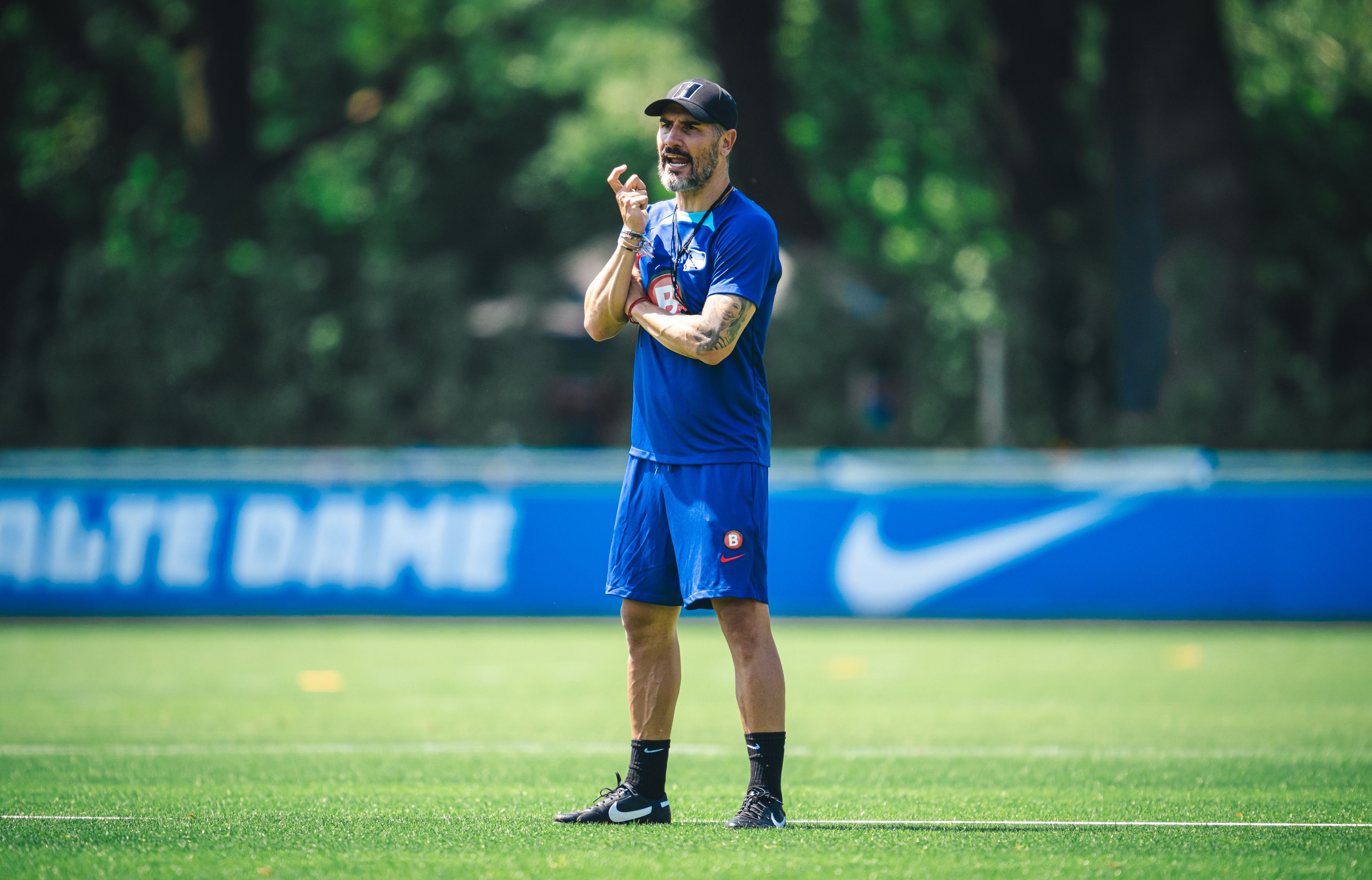 Zwei Stunden Training! Hertha BSC läuft heiß, Trainer Fiel ist schon heiser