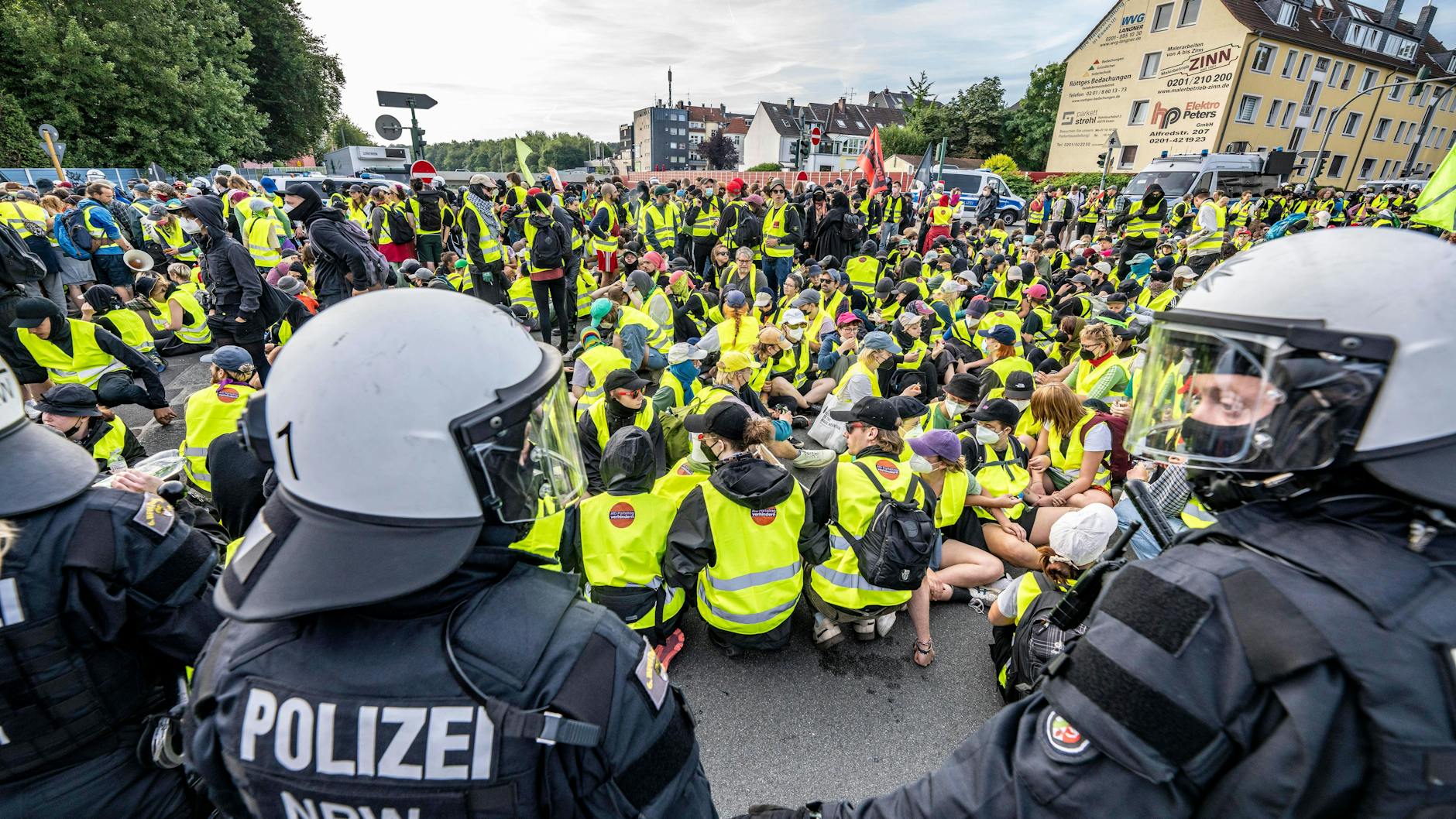 Polizisten stehen am Rande einer Demonstration gegen den AfD-Parteitag in Essen. Zu sehen ist die Blockade der Alfredstraße an der Brücke über die Autobahn A52. 