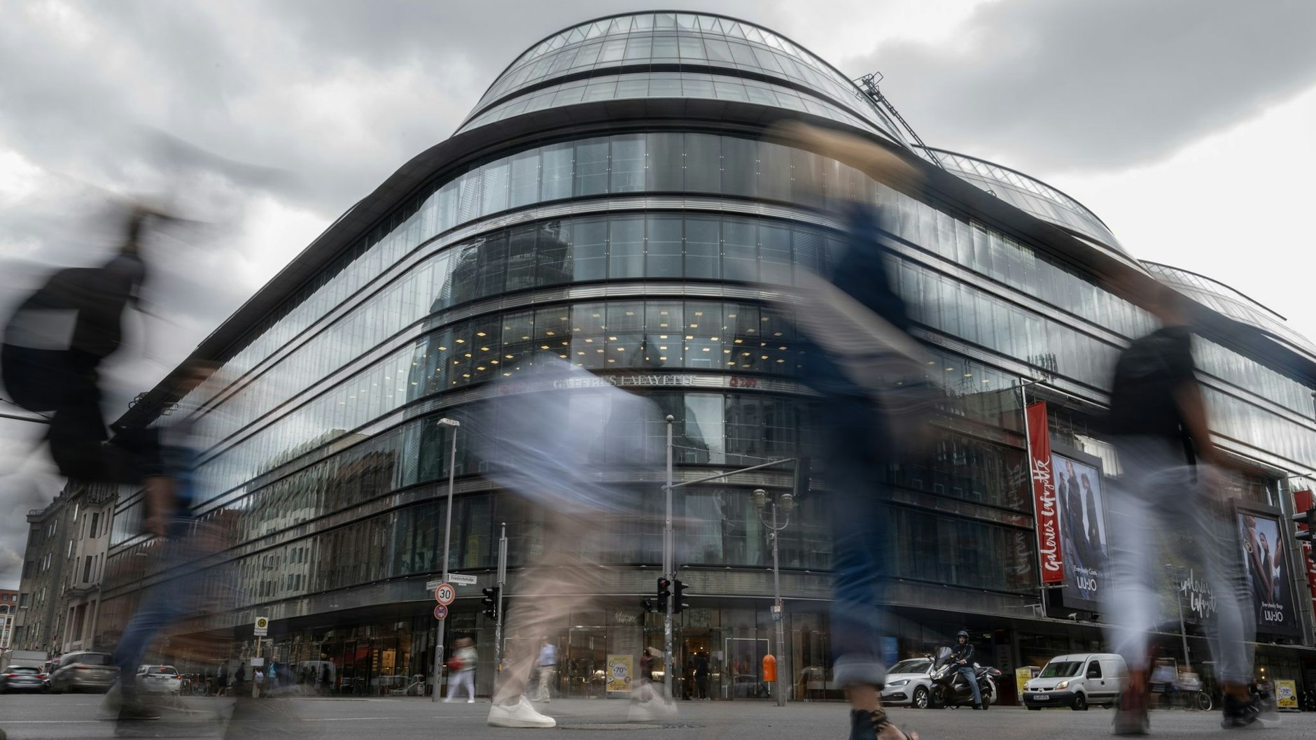 Die Galeries Lafayette an der Friedrichstraße schließen.
