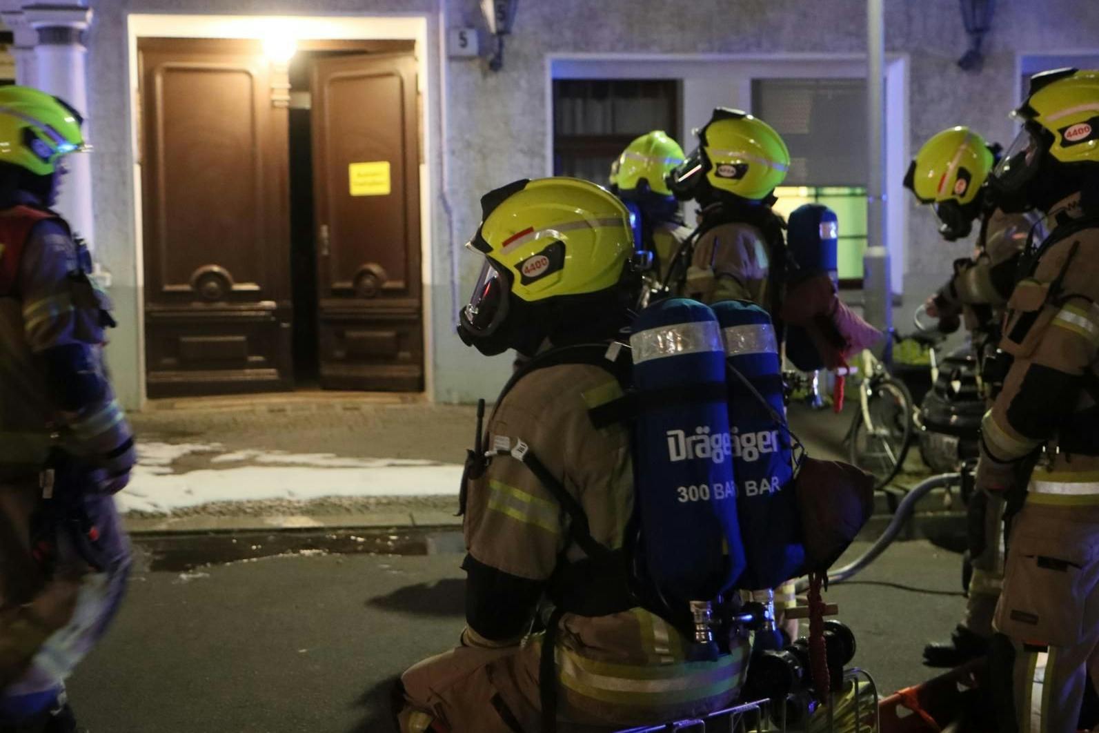 Die Berliner Feuerwehr rückte mit einem Großaufgebot an und kämpfte stundenlang gegen die Flammen.