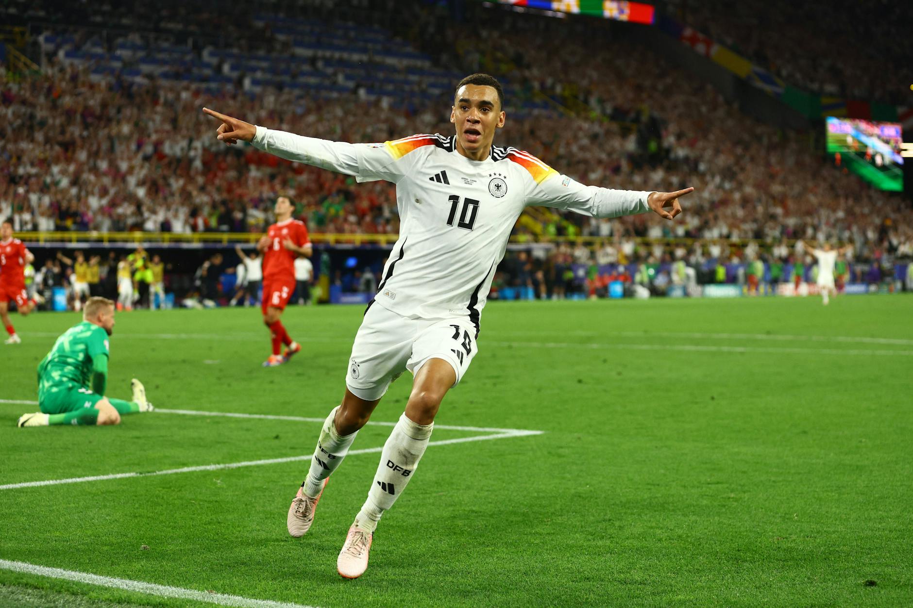 Jamal Musiala dreht nach seinem Treffer zum 2:0 zum Jubeln ab.