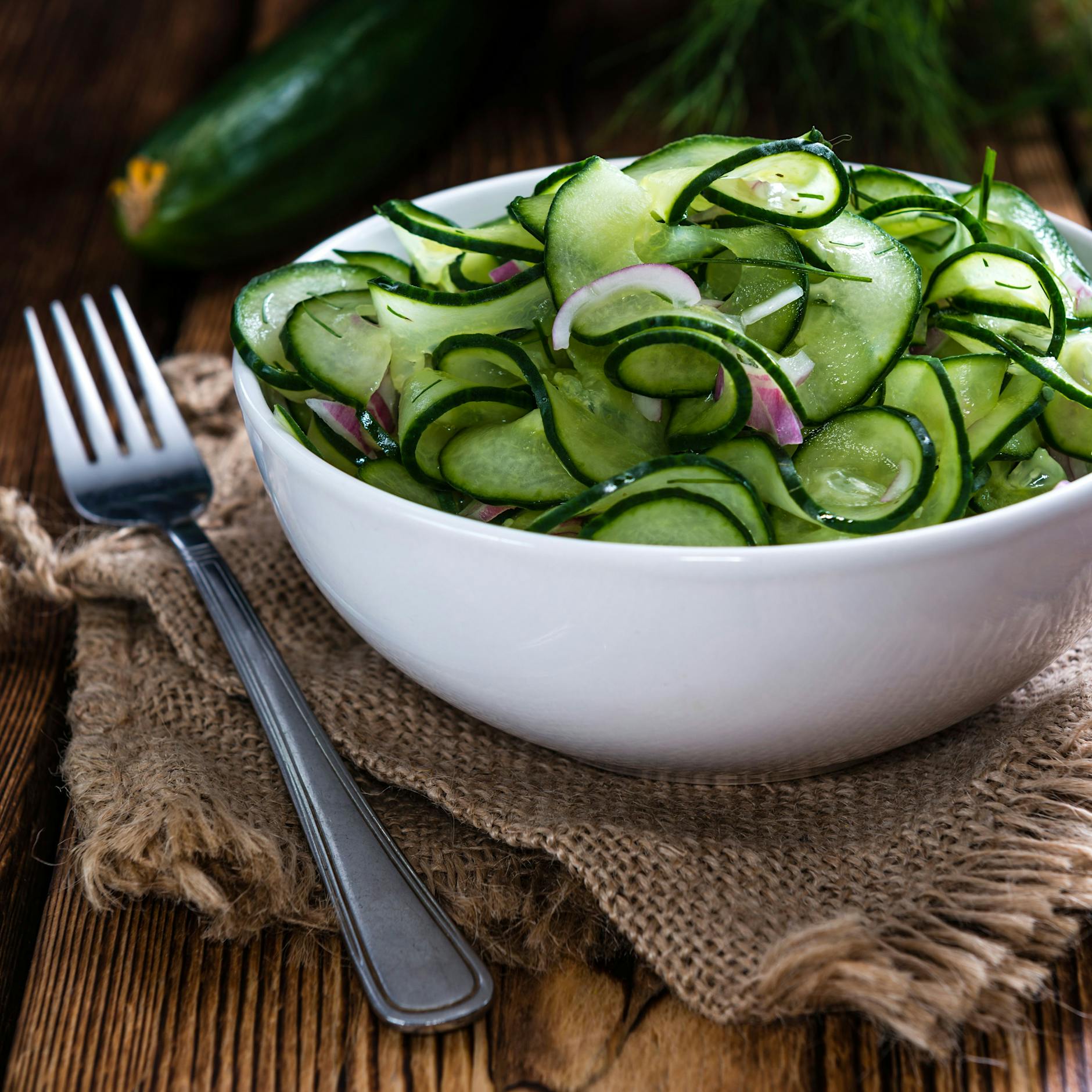 Rezept für raffinierten Gurkensalat – kalorienarm und erfrischend
