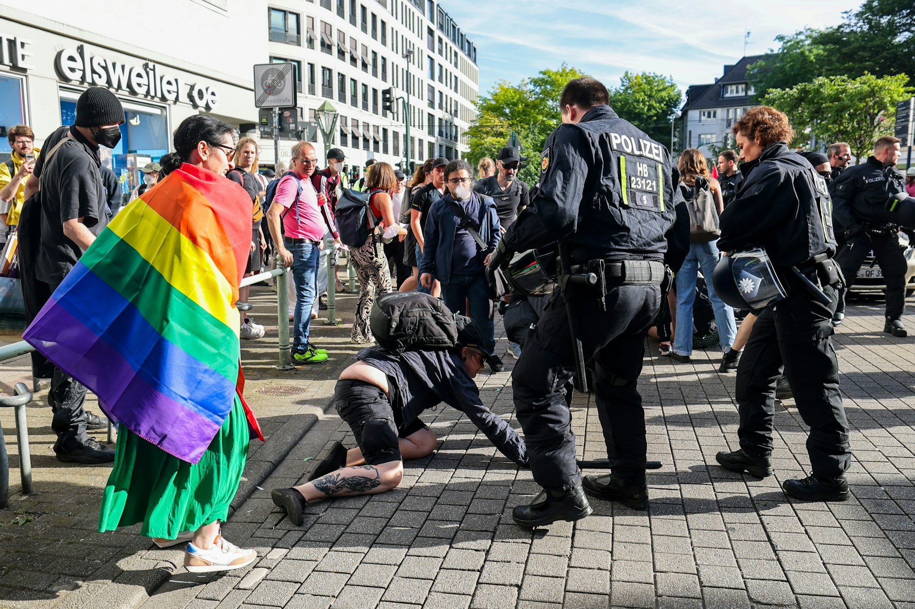 Schon am Morgen kam es zu Zusammenstößen zwischen Demonstranten und Polizeibeamten.