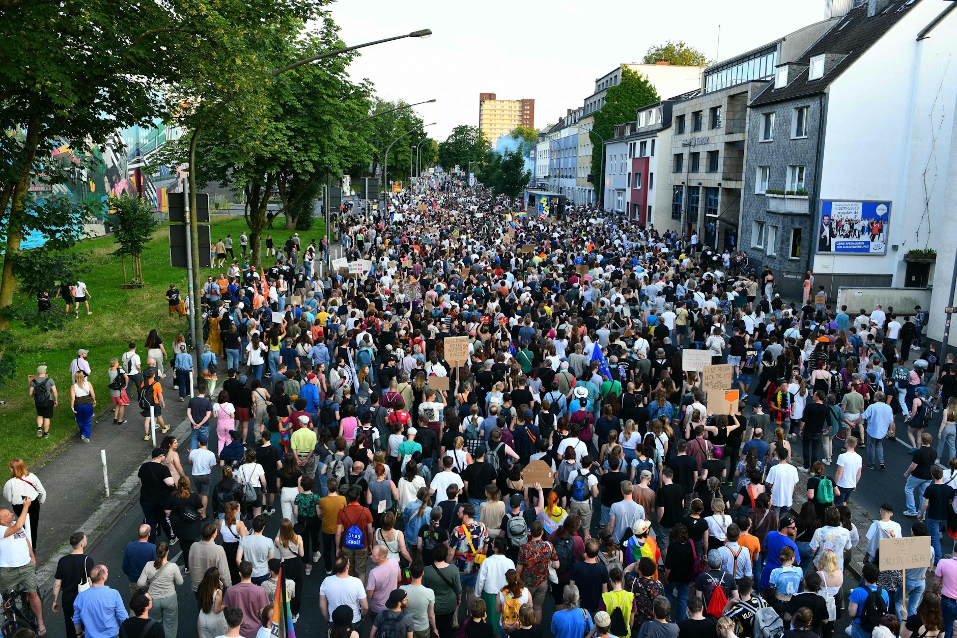 Schon Freitagabend protestierten Tausende gegen die AfD. Heute sollen es deutlich mehr werden.