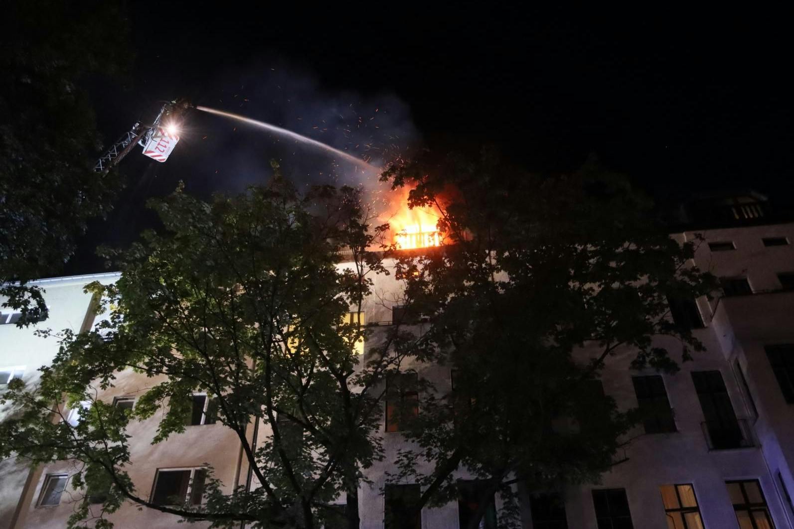 Während der Löscharbeiten machten die Einsatzkräfte eine schreckliche Entdeckung: In den Trümmern der Wohnung fanden sie eine leblose Person. Die genaue Brandursache ist noch unklar, die Ermittlungen laufen.