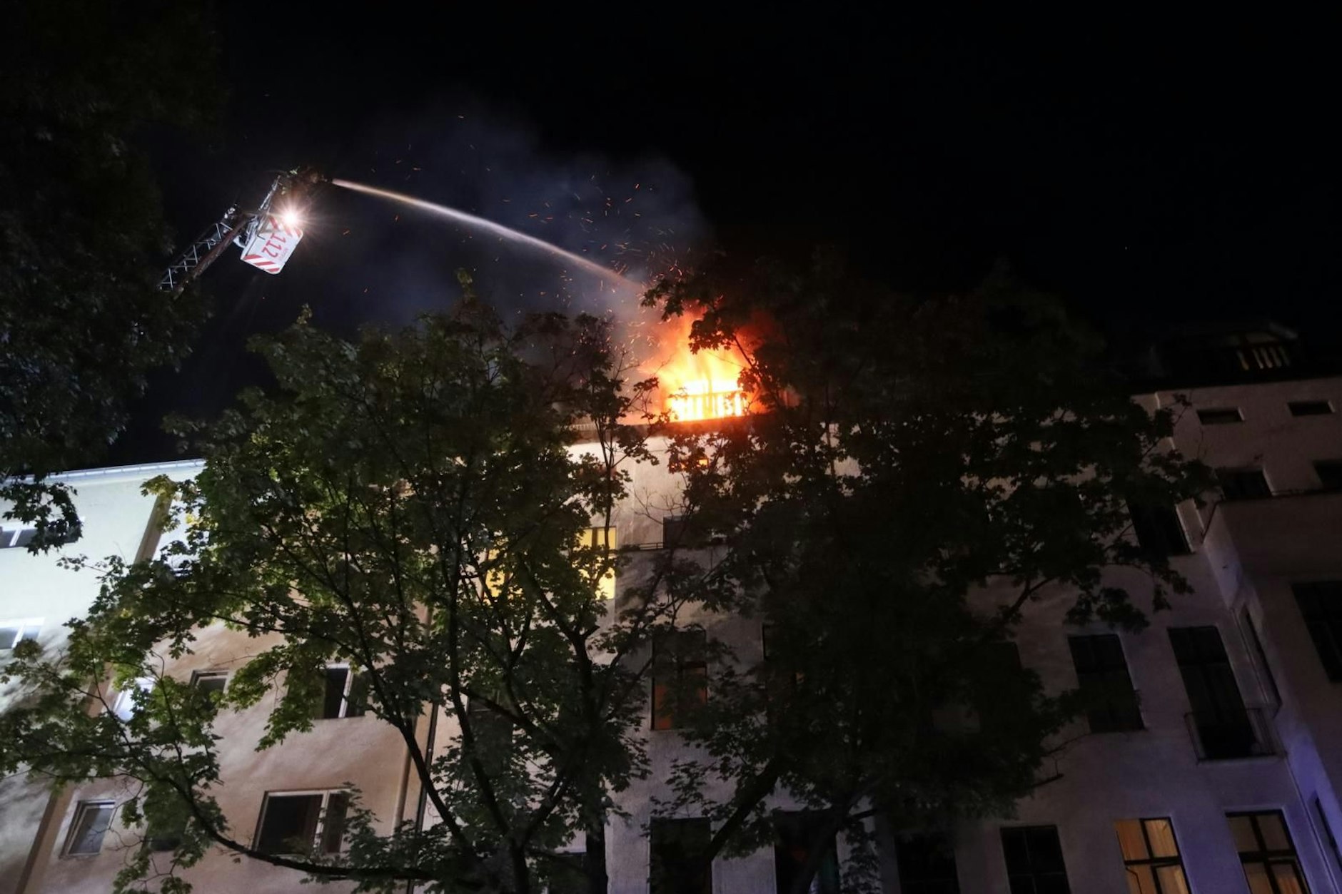 Während der Löscharbeiten machten die Einsatzkräfte eine schreckliche Entdeckung: In den Trümmern der Wohnung fanden sie eine leblose Person. Die genaue Brandursache ist noch unklar, die Ermittlungen laufen.