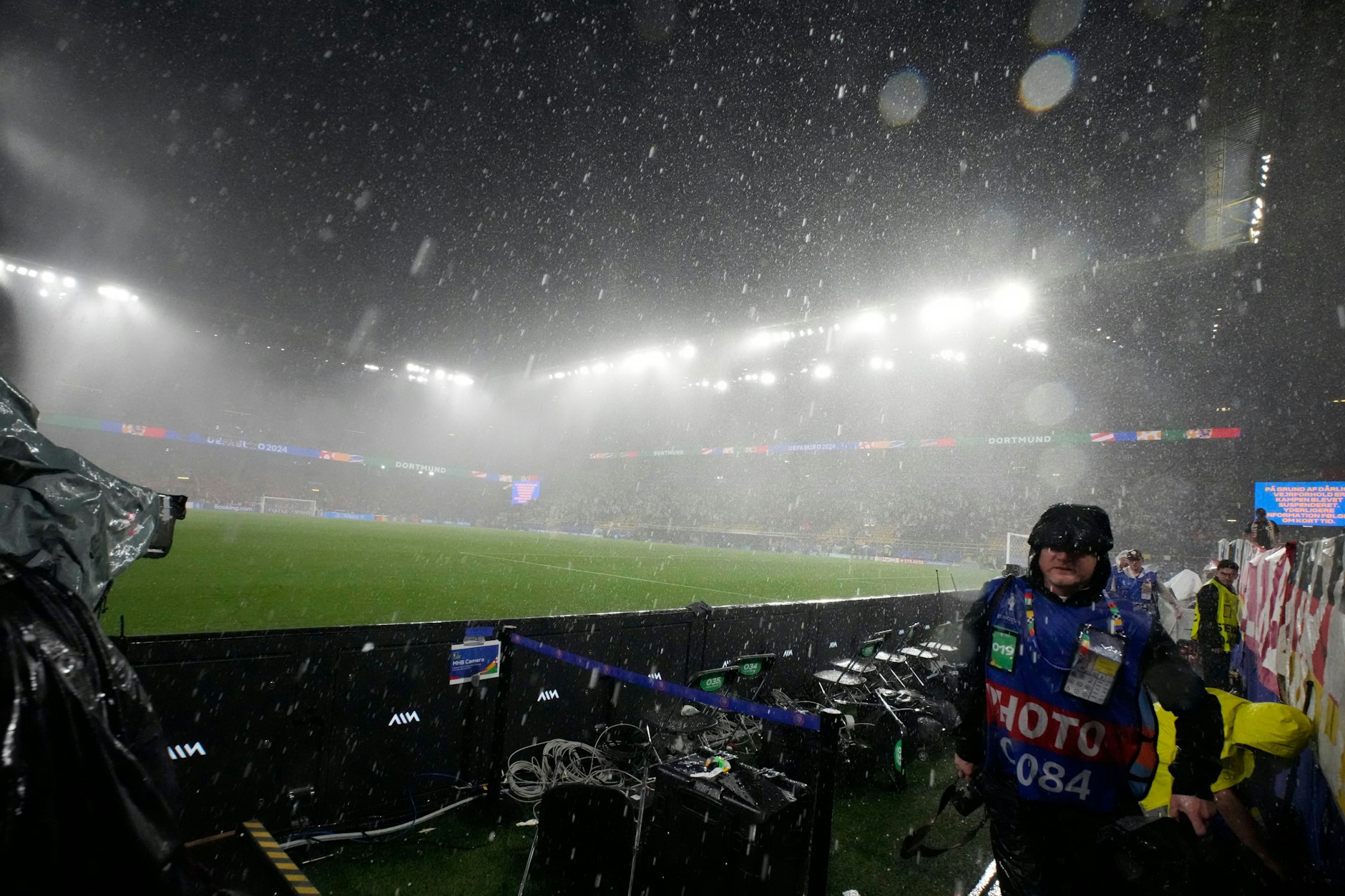 Ein heftiges Unwetter zog über das Dortmunder Stadion, das EM-Achtelfinale Deutschland - Dänemark wurde deshalb in der 1. Halbzeit unterbrochen. 