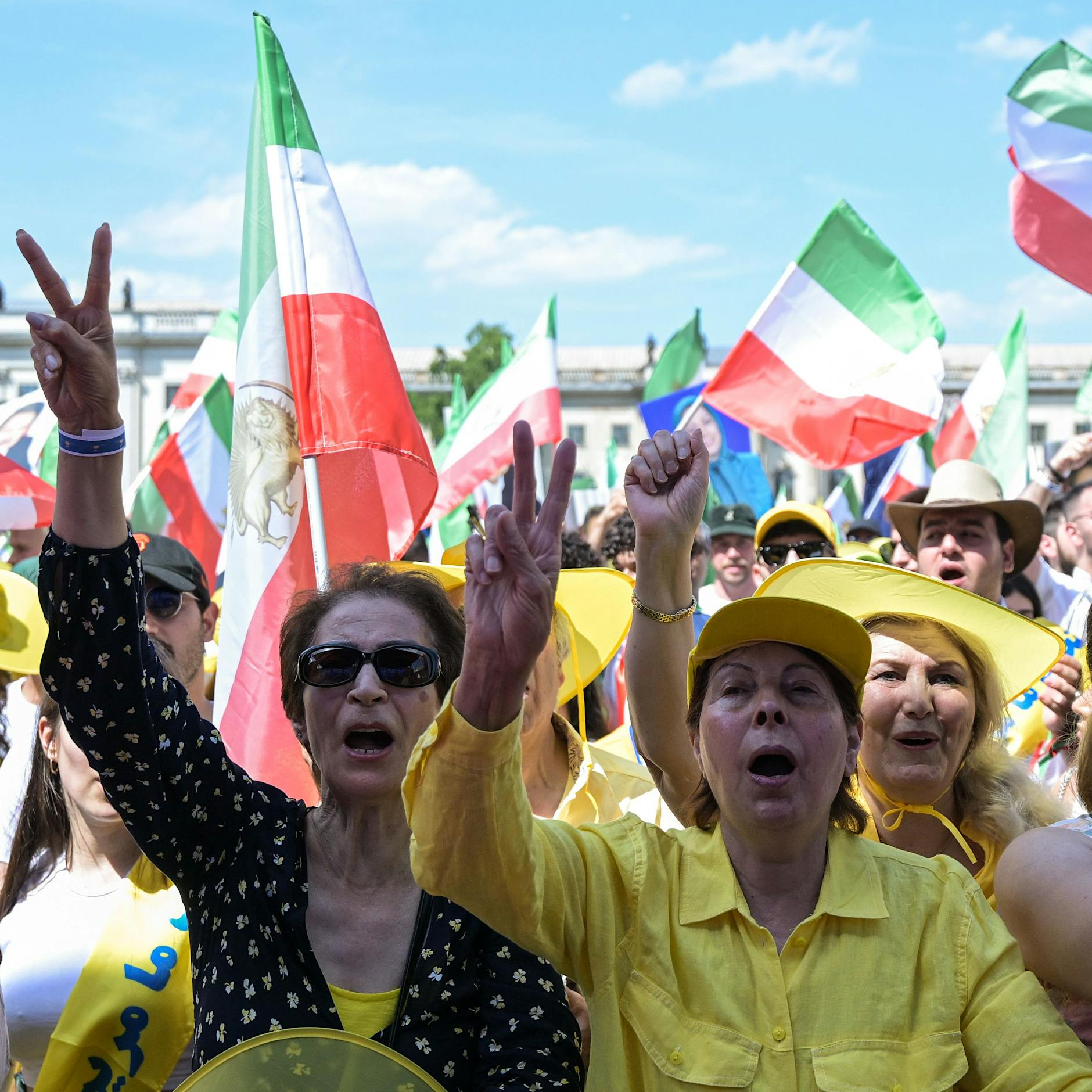 Tausende Exil-Iraner demonstrieren in Berlin