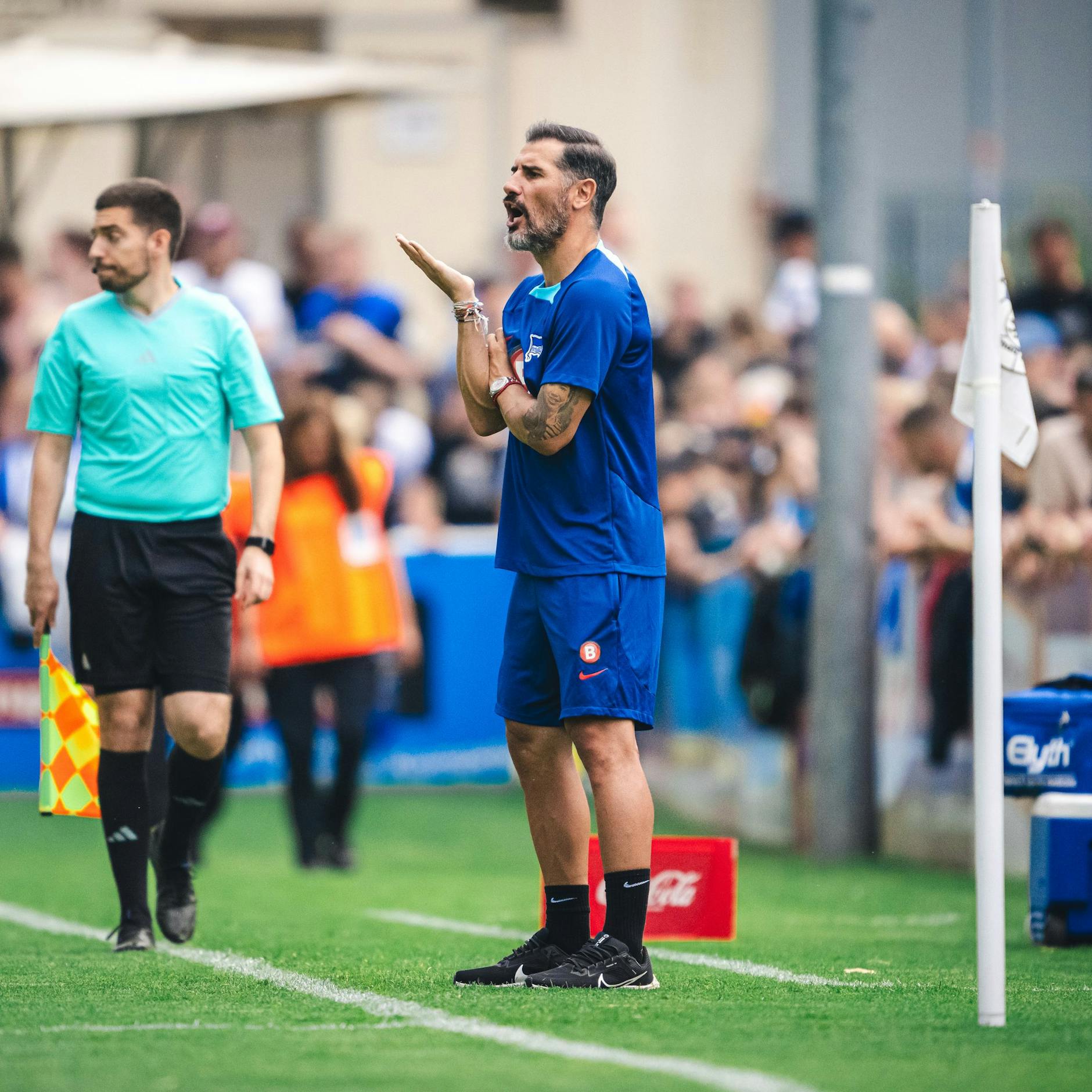Herthas neuer Trainer Cristian Fiel dirigiert lautstark an der Seitenlinie beim Testkick in Bernau.