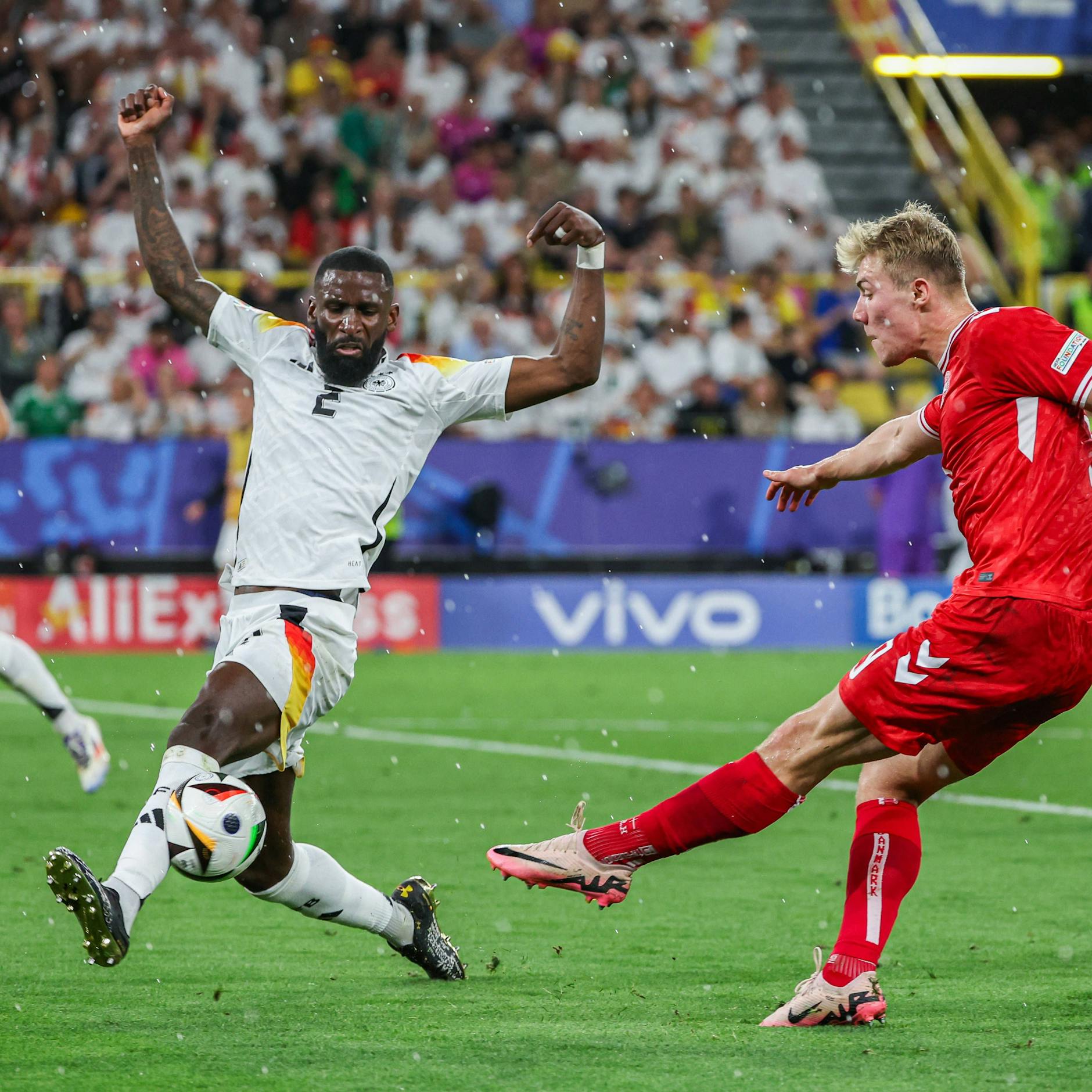 Genie mit Kampfgeist! Antonio Rüdiger blockt den Schuss des Dänen Rasmus Höjlund mit dem linken Fuß ab.