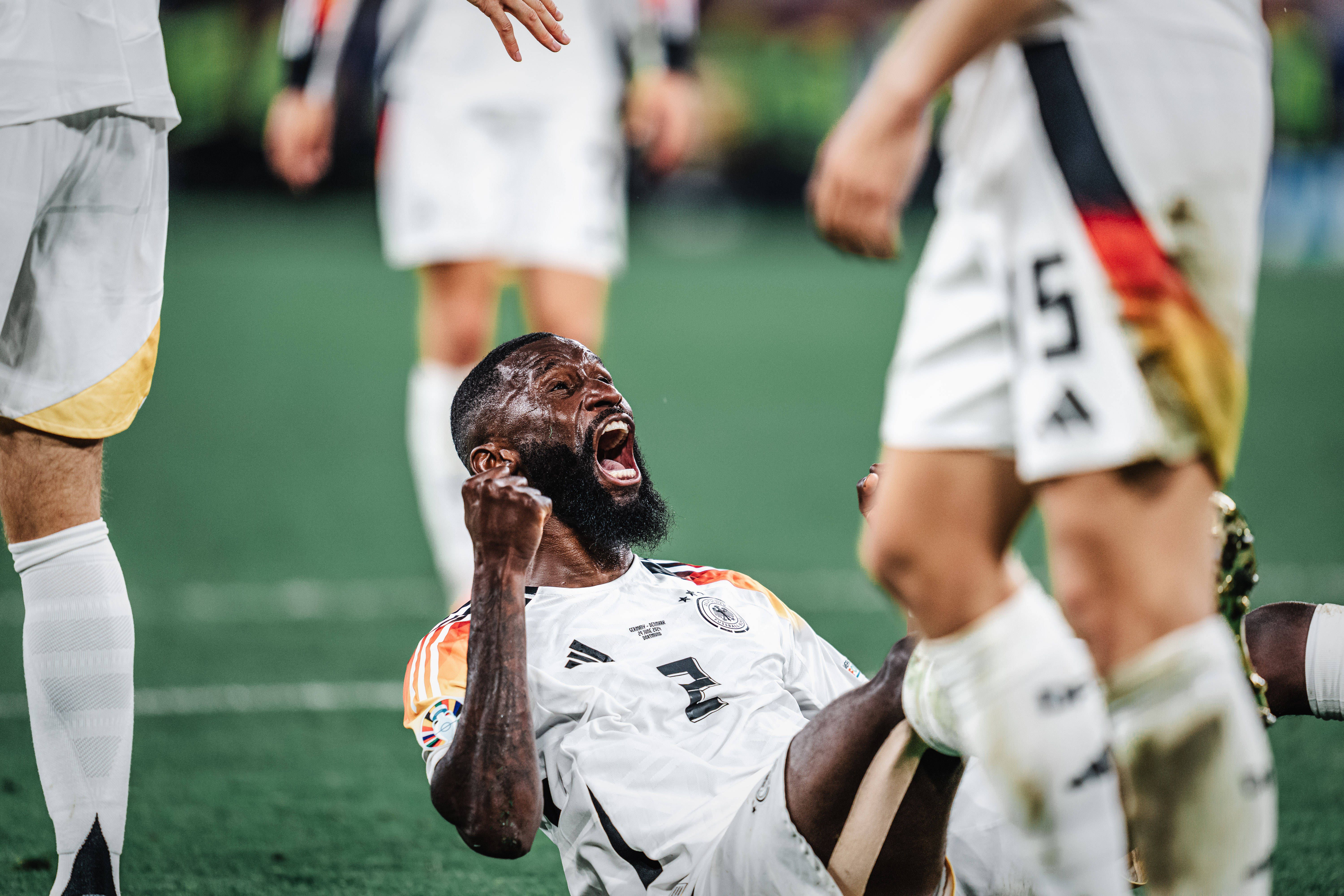 Giganten-Grätsche! Rüdiger jubelt im Sitzen über seine Rettungstat gegen Dänemark