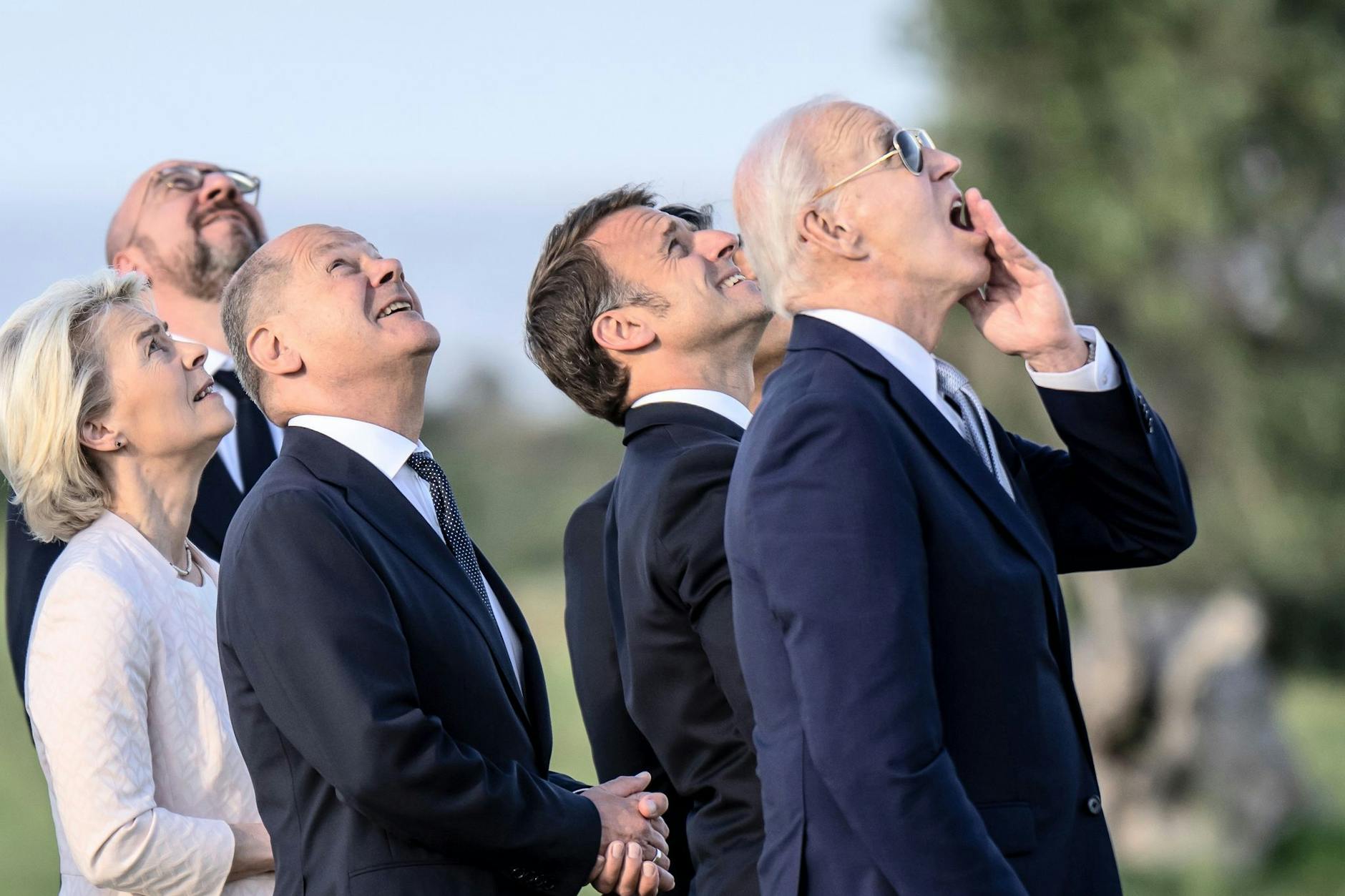 Ursula von der Leyen (l-r), Charles Michel, Olaf Scholz, Emmanuel Macron und Joe Biden beobachten Fallschirmspringer beim Gipfel der G7-Staaten.