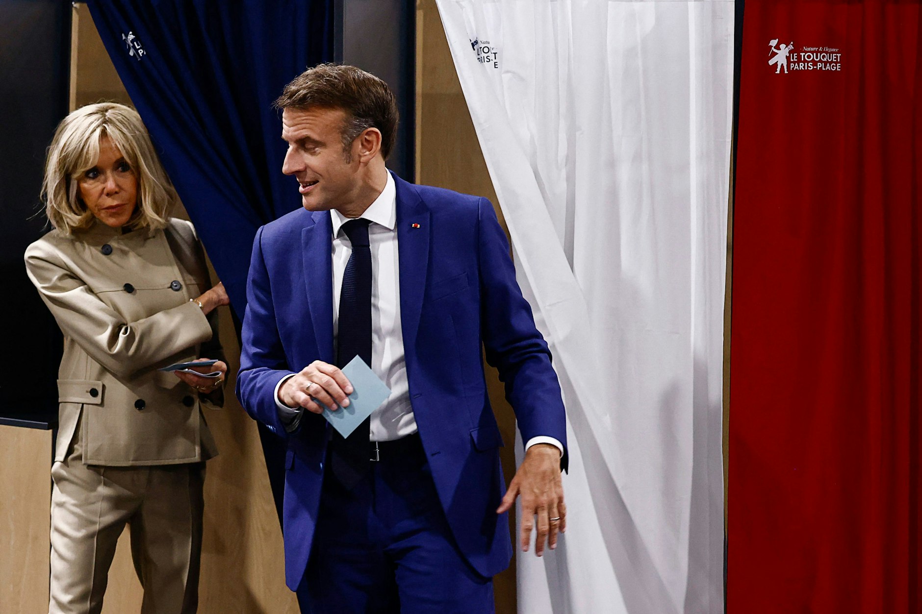 Der französische Präsident Emmanuel Macron und seine Frau Brigitte Macron bei der Stimmabgabe. Sein Mittelager landete auf Platz drei.