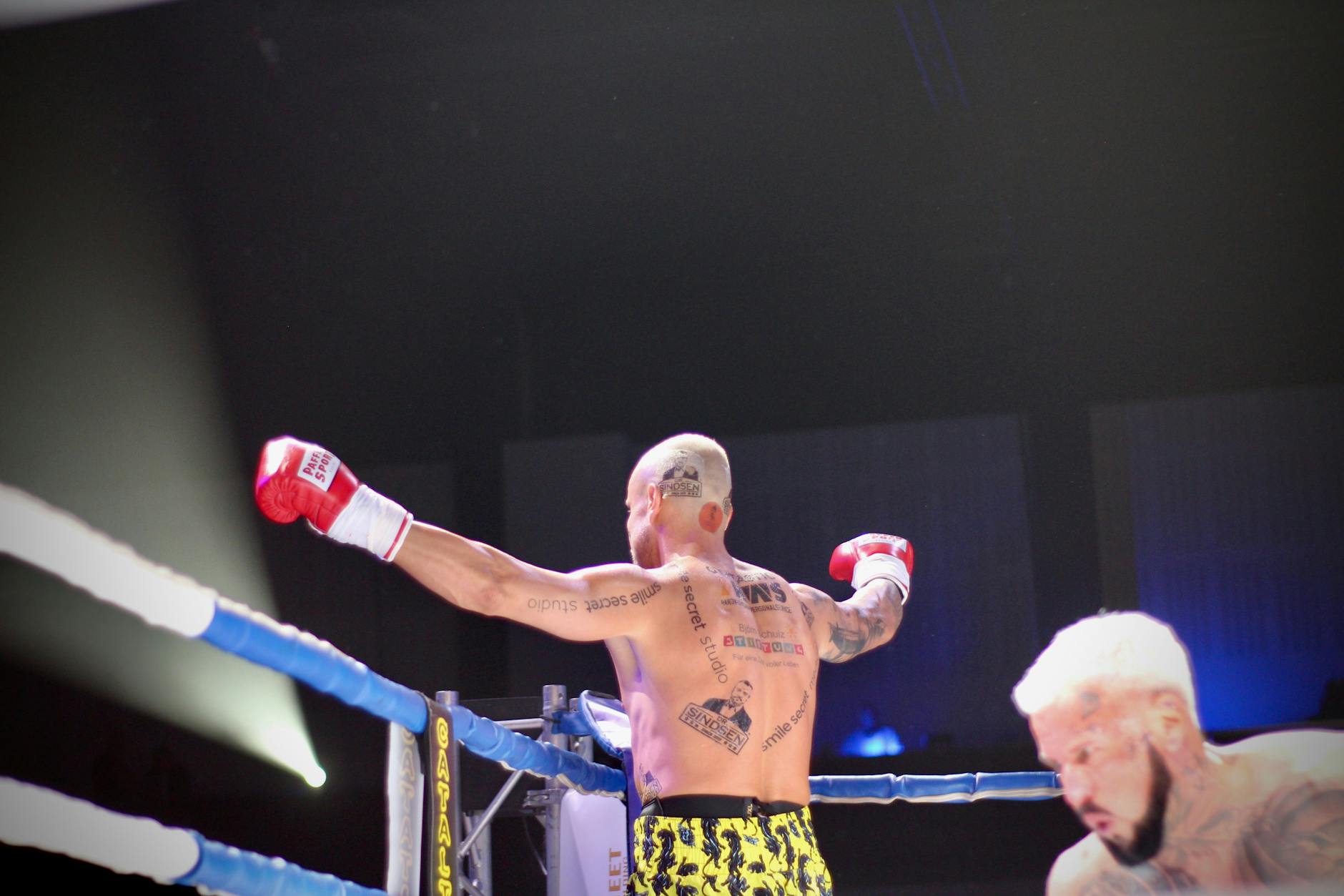 Eric Sindermann gewinnt den Boxkampf.