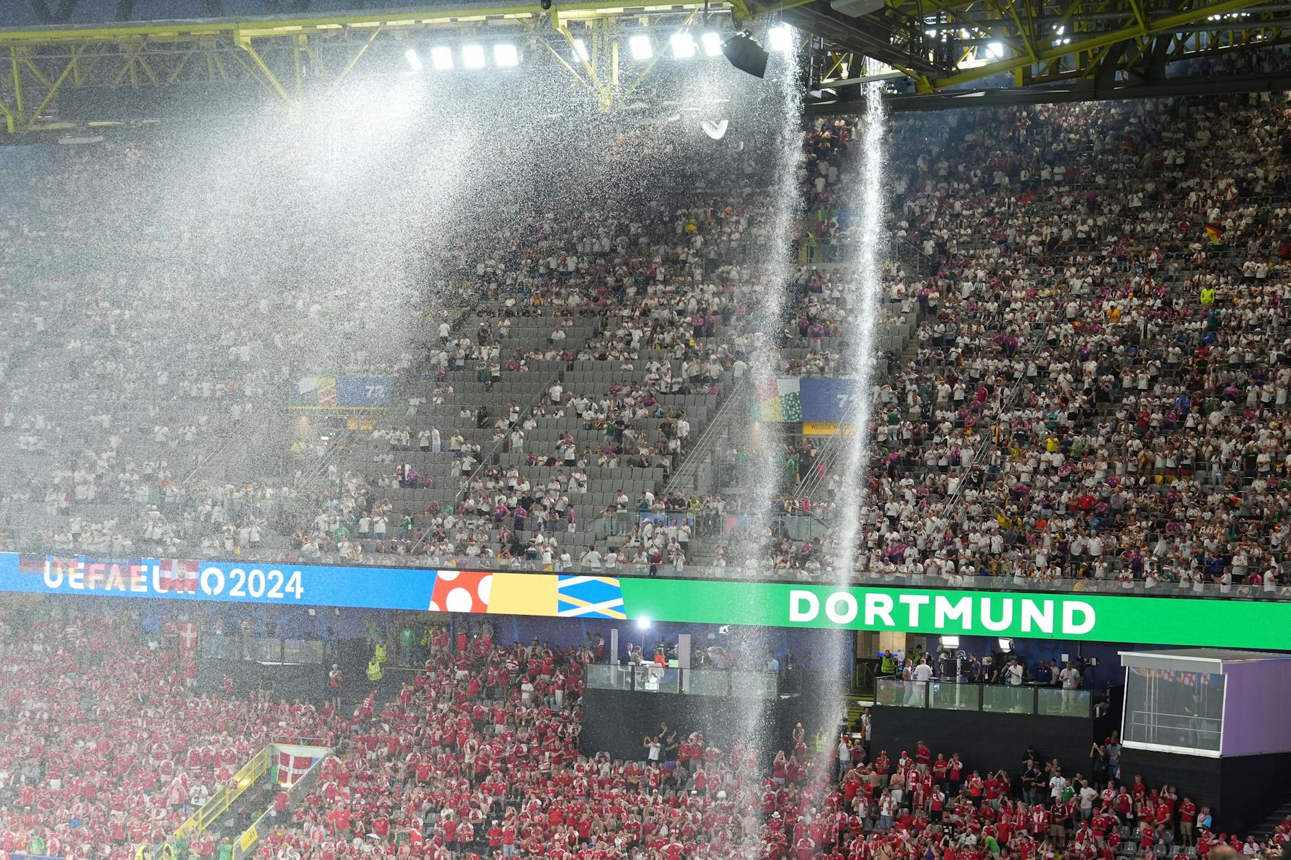 Das Achtelfinale zwischen Deutschland und Dänemark musste wegen des Unwetters unterbrochen werden.