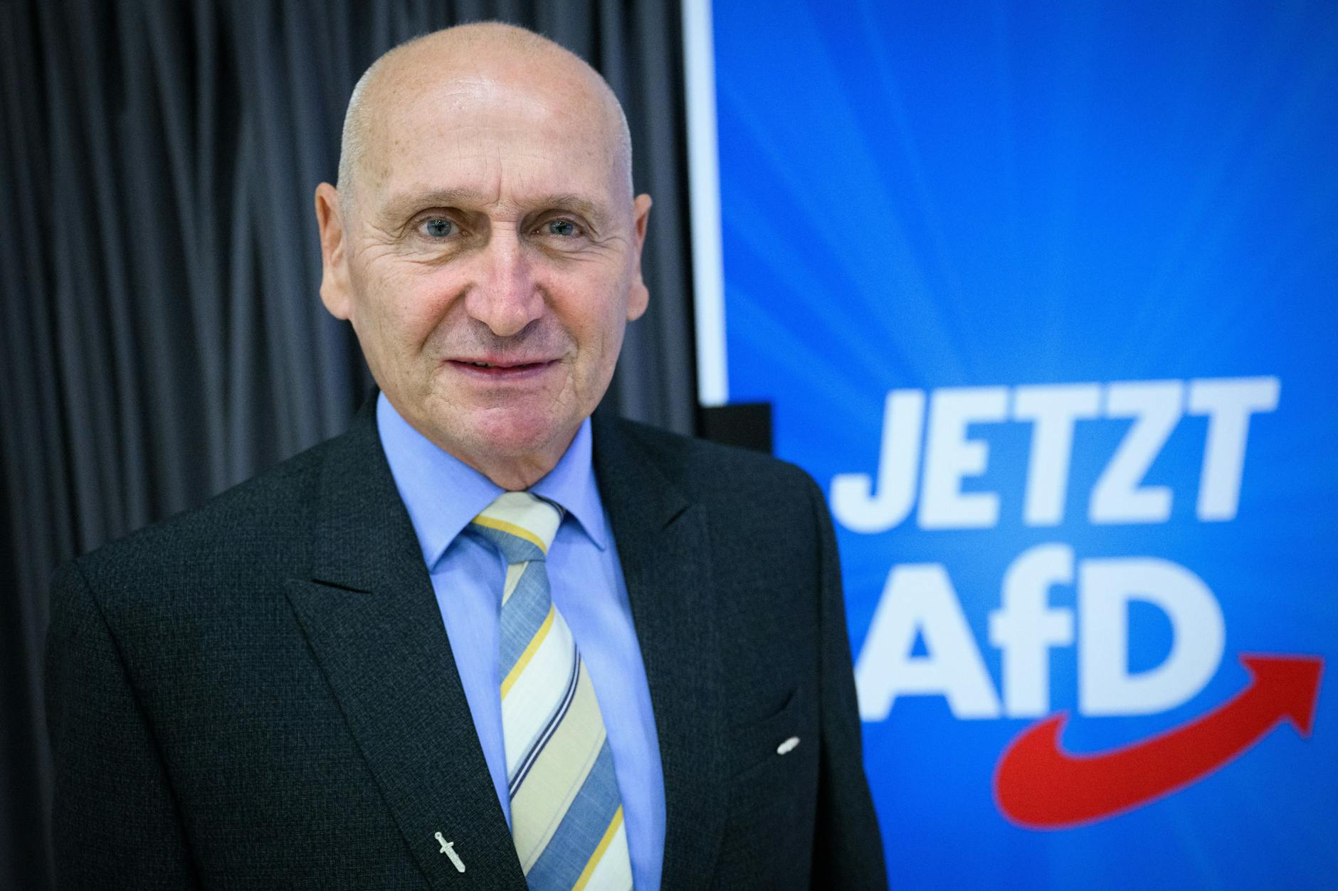 Stefan Hrdy, AfD-Delegierter aus NRW, beim Bundesparteitag in Essen, hat einen Gegendemonstranten ins Bein gebissen.
