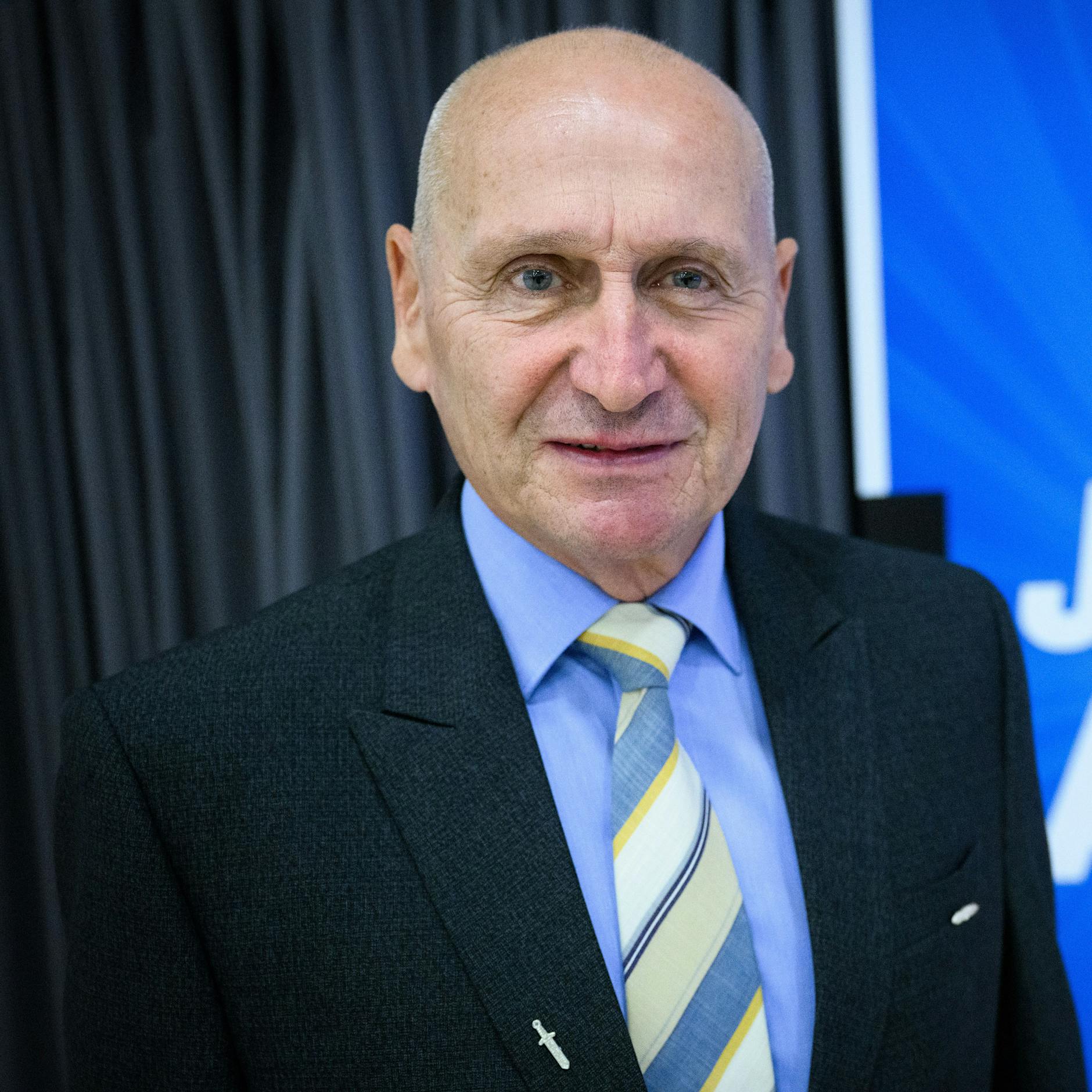 Vorsicht, bissig! AfD-Abgeordneter beißt Gegendemonstrant ins Bein