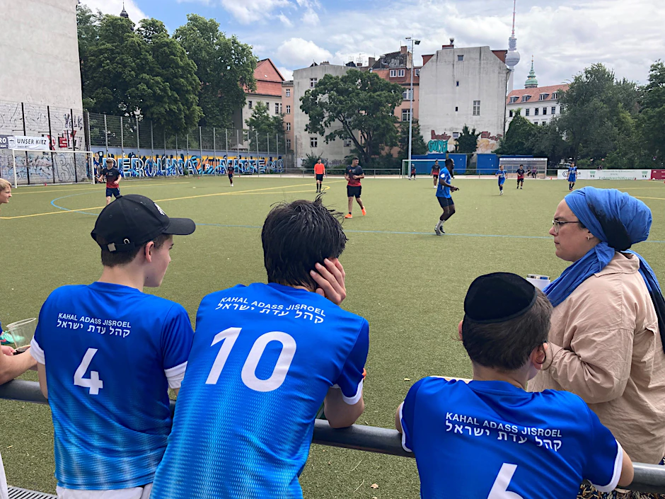 Schüler der Gemeinde Kahal Adass Jisroel verfolgen das Spiel.