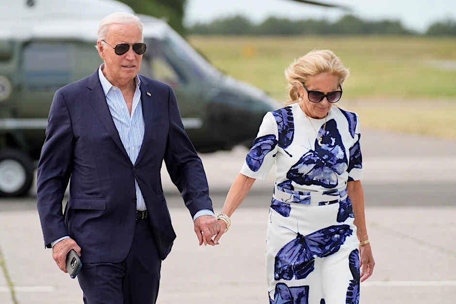 Nach dem TV-Debakel kommt der Biden-Familienrat zusammen: Der amerikanische Präsident und First Lady Jill Biden kommen mit der Marine One am East Hampton Airport auf Long Island an.