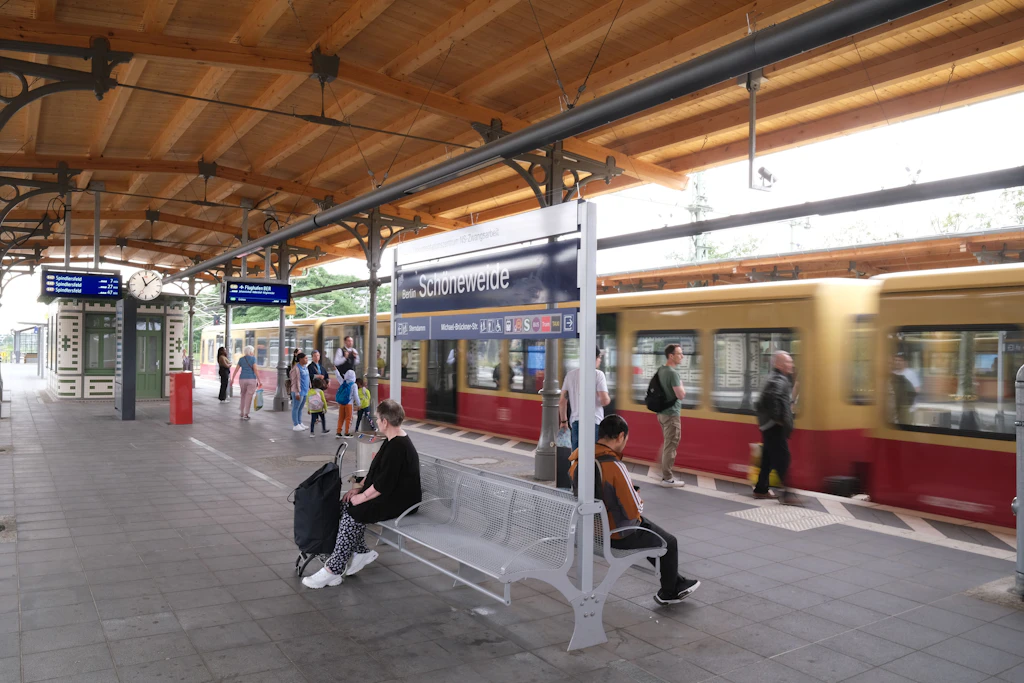 Bahnhof Schöneweide nach sechs Jahren neu eröffnet – Demonstranten stören Übergabe