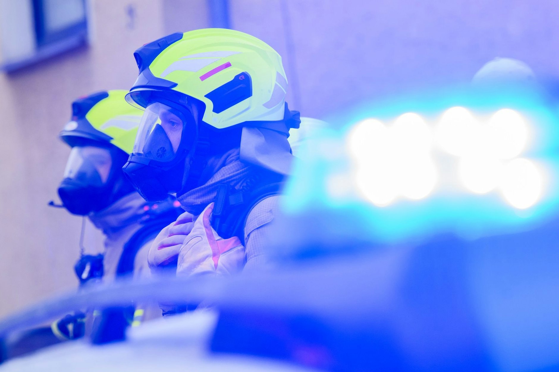 Feuerwehrleute an einem Einsatzort.