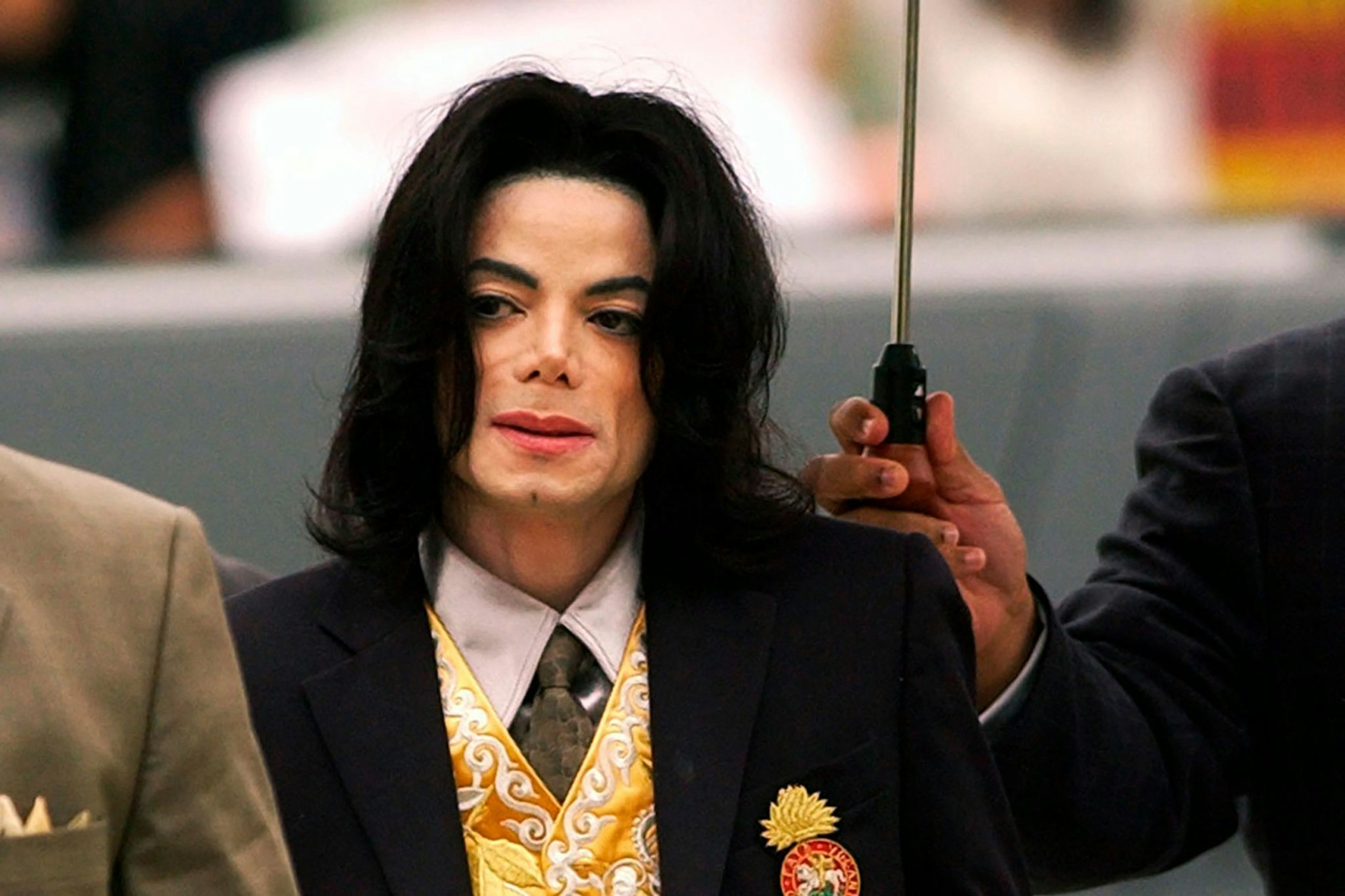 Michael Jackson im Jahr 2005 vor einem Gerichtstermin zu seinem Kindesmissbrauchsprozess.