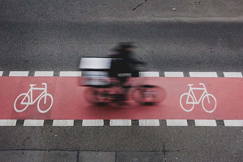 Ein Radfahrer eines Lieferdienstes fährt auf einem markierten Radweg in Berlin.