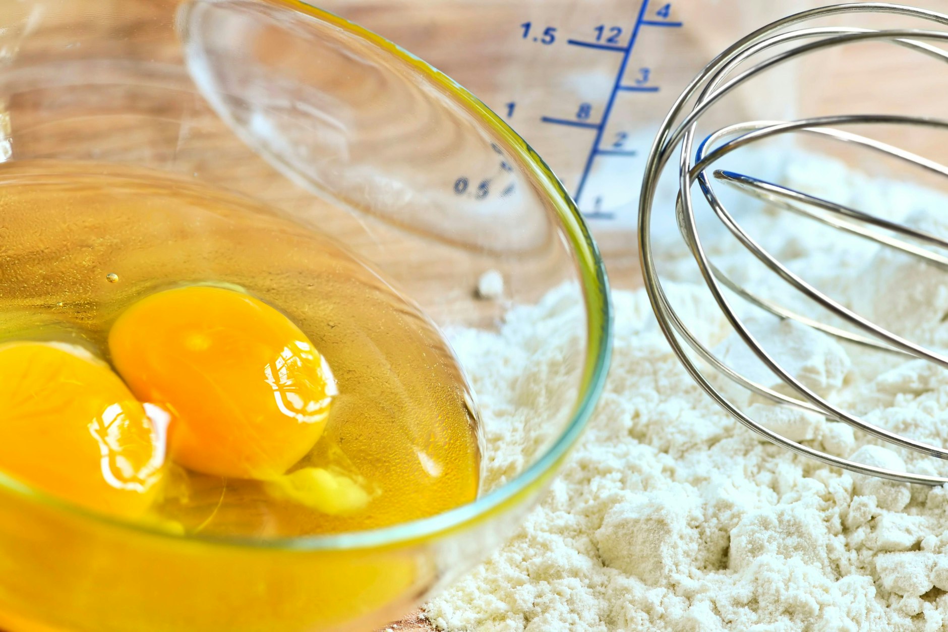 Eier und Mehl gehören zu den Grundzutaten für Biskuitteig - daraus wird laut Rezept der Boden für den Friss-dich-dumm-Kuchen gemacht.