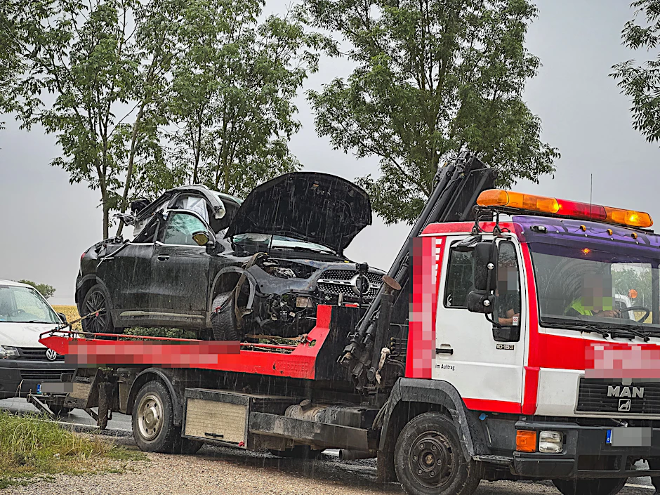 Bei einem schweren Unfall bei Naumburg sind drei Menschen gestorben.