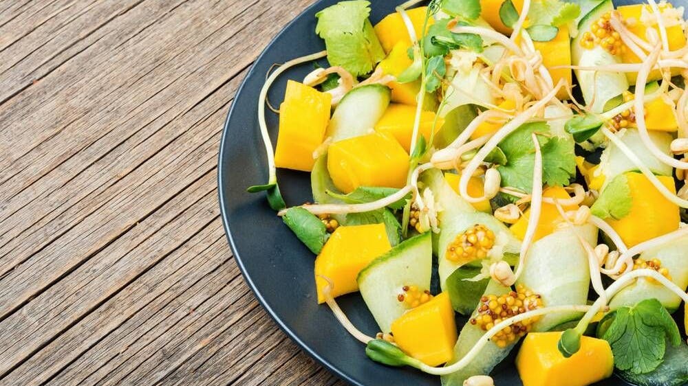Probieren Sie das Rezept für Gurkensalat mit Mango unbedingt aus.