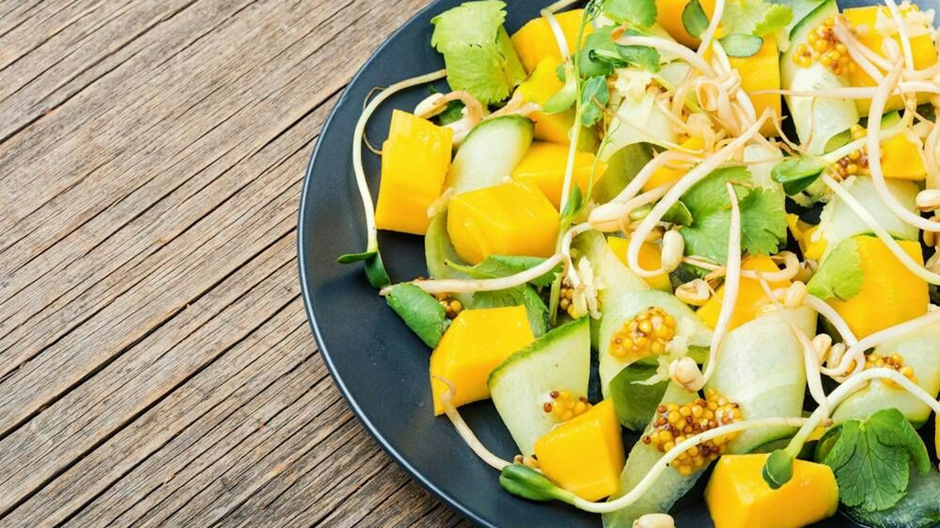 Probieren Sie das Rezept für Gurkensalat mit Mango unbedingt aus.