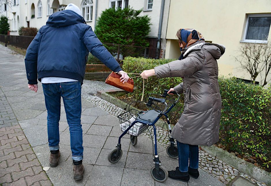 Realität oder nur gedacht? Ein Mann entreißt einer Seniorin die Handtasche.