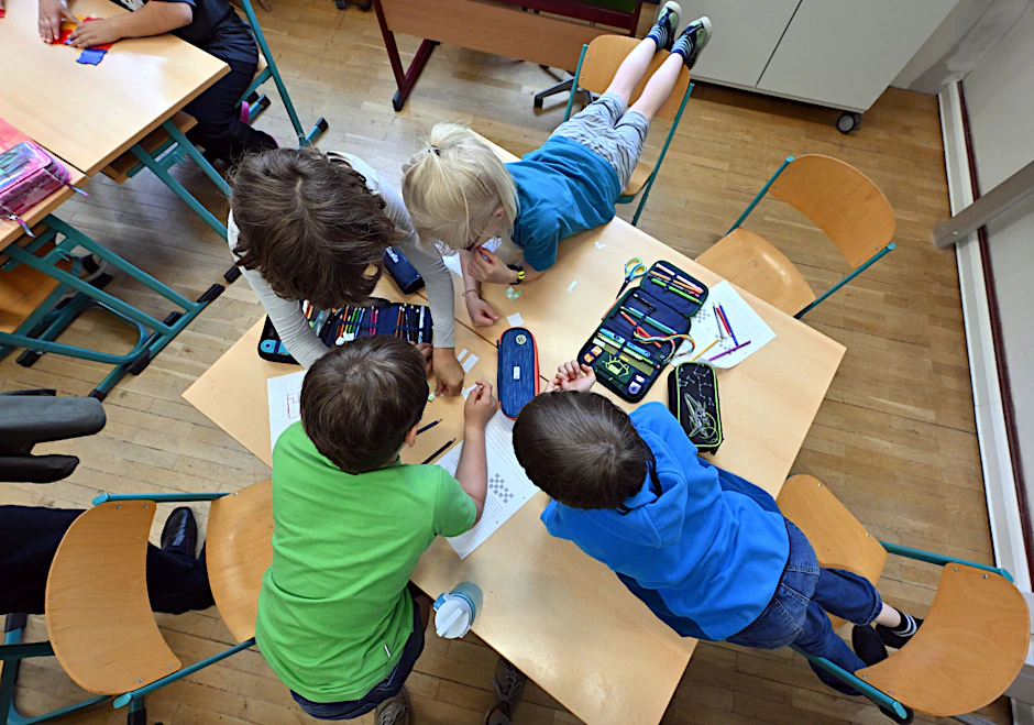 Der Siegerentwurf „Schwebender Zaunkörper“ von Ina Geißler wird im Lichthof des Neubaus der Franz-Carl-Achard-Grundschule in Berlin-Kaulsdorf installiert.