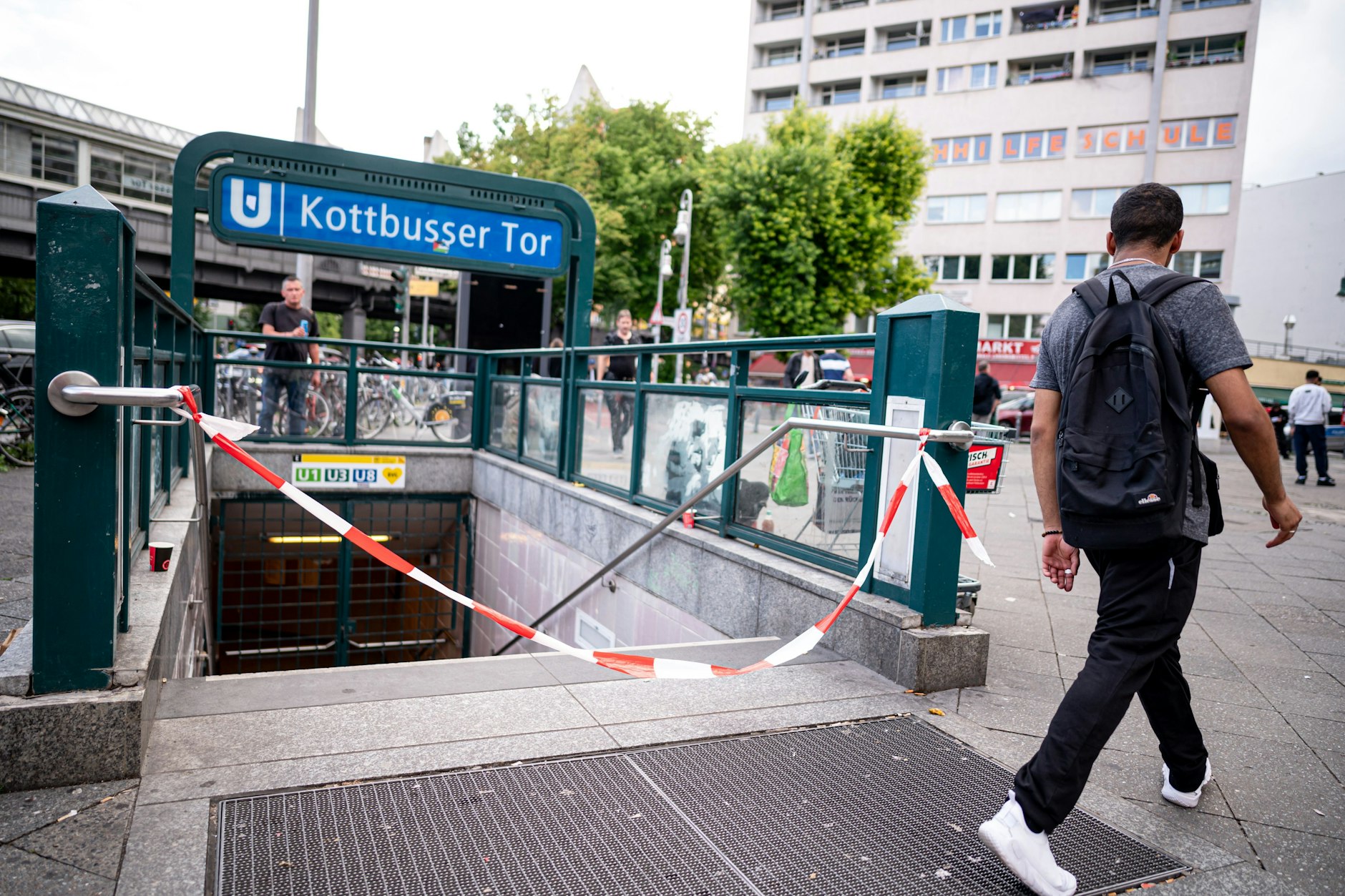 Der U-Bahnhof Kottbusser Tor ist abgesperrt. Ein Mann war hier erstochen worden.