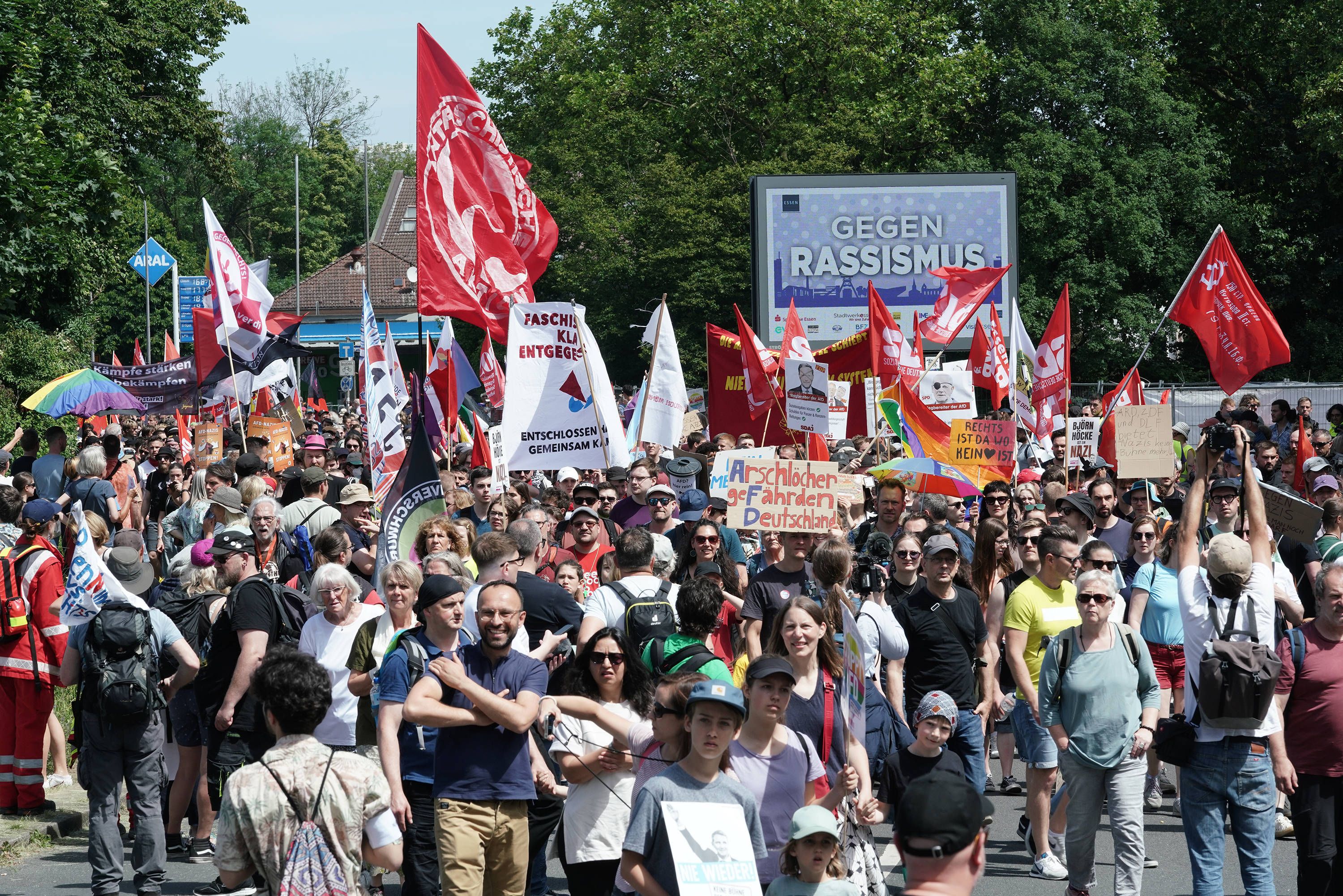 28 verletzte Polizisten bei Anti-AfD-Protesten: „Überwiegend friedlich“