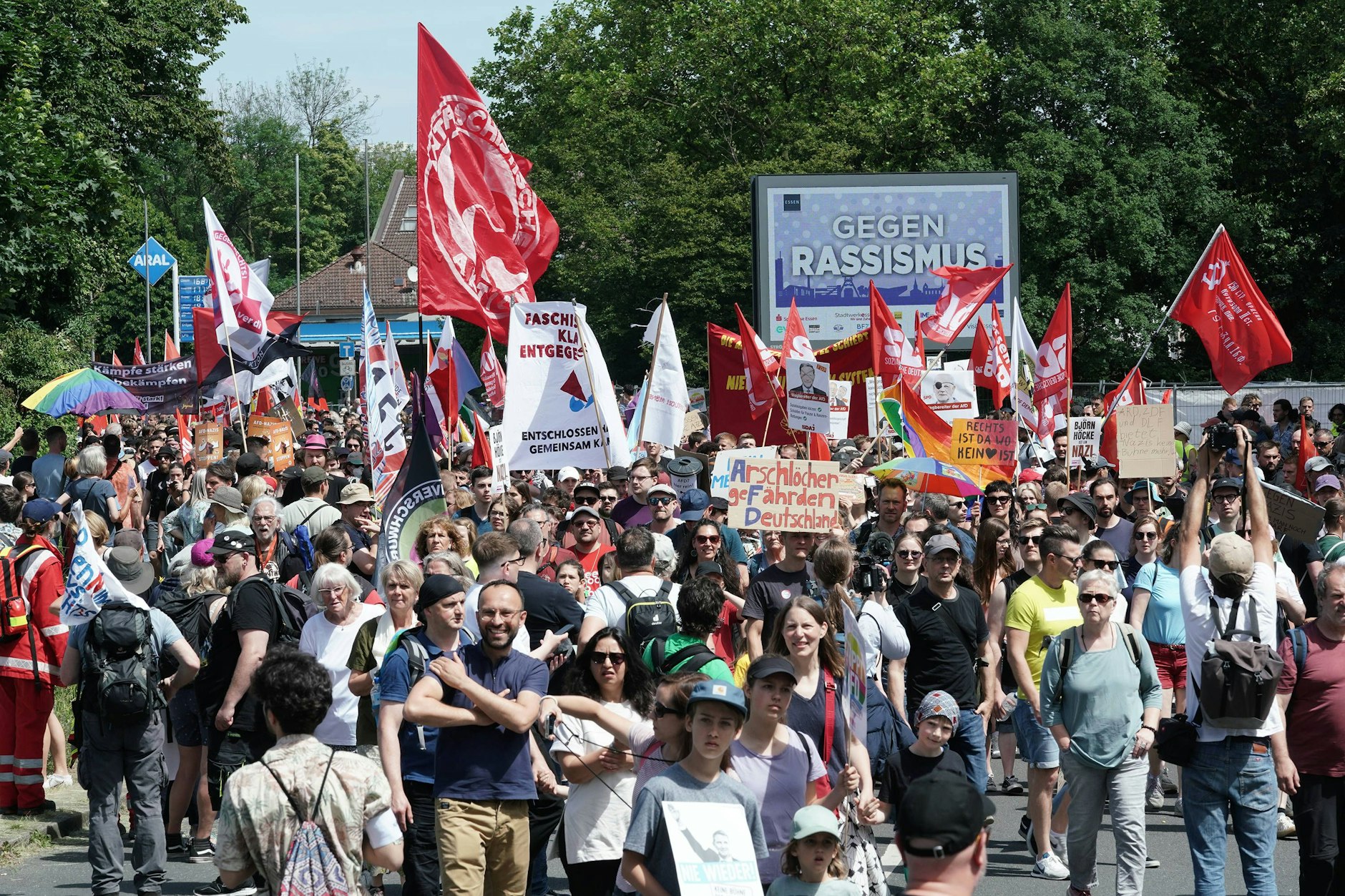 Demonstrationen und Proteste haben am Samstag den Start des Bundesparteitags der AfD in Essen verzögert. An dem Parteitag der in Teilen als rechtsextrem eingestuften Partei AfD nahmen rund 600 Delegierte teil.