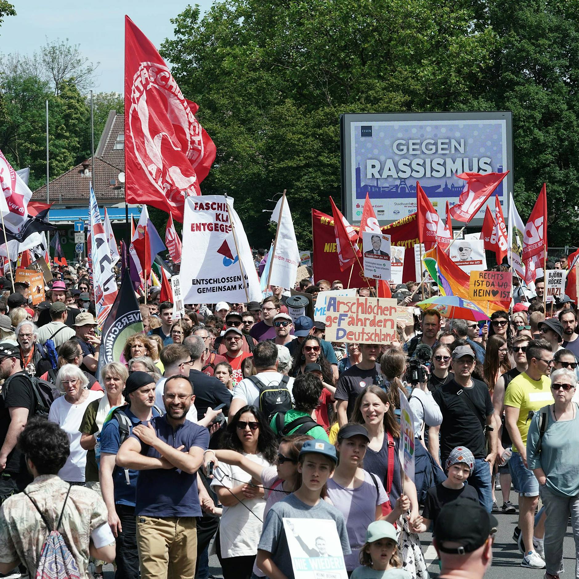 28 verletzte Polizisten bei Anti-AfD-Protesten: „Überwiegend friedlich“