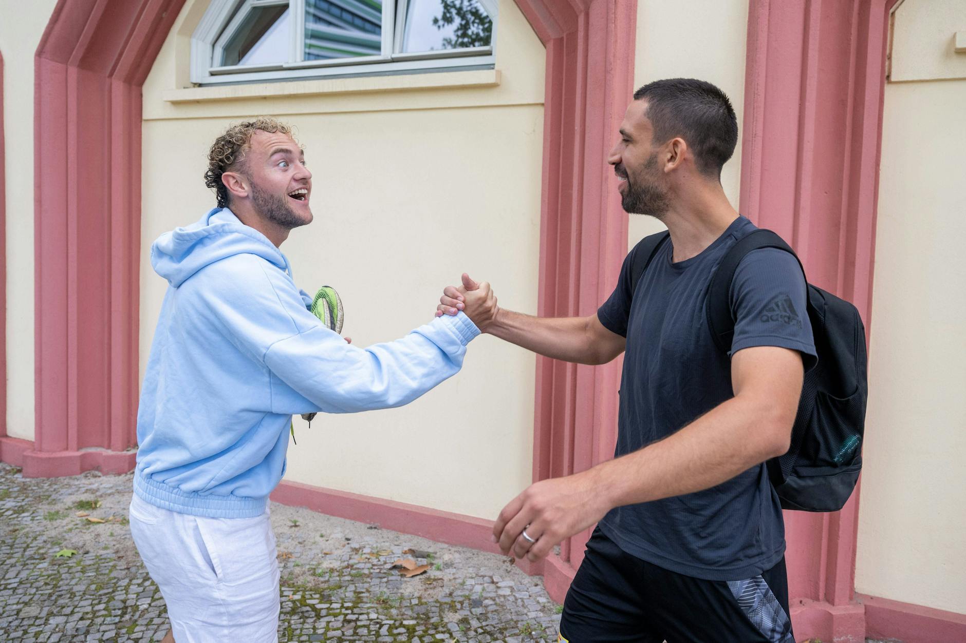 Mensch, du auch hier: Benedict Hollerbach und Rani Khedira begrüßen sich vor der Berliner Charité, wo der 1. FC Union seine medizinischen Tests durchführt. 