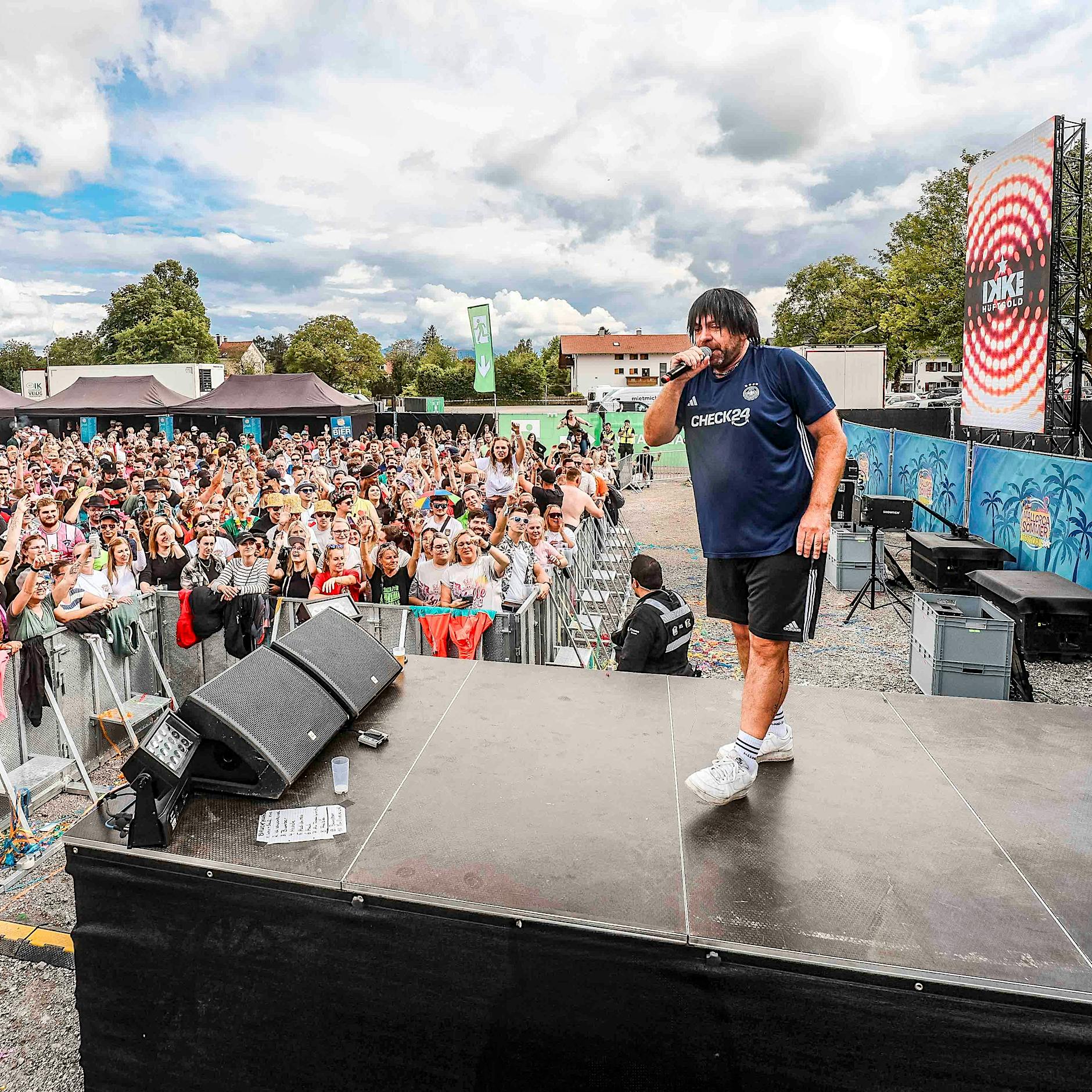 Links-rechts: Schlagersänger Ikke Hüftgold schnappt den Snollebollekes-EM-Song der Holländer