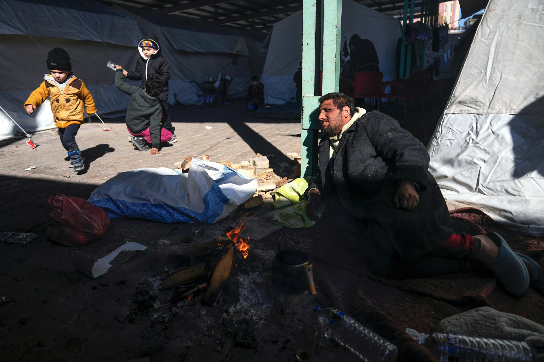 Syrische Flüchtlinge wärmen sich an einem Feuer vor ihren Zelten, die auf einem Markt im Islahiye-Distrikt von Gaziantep im Süden der Türkei aufgebaut sind.