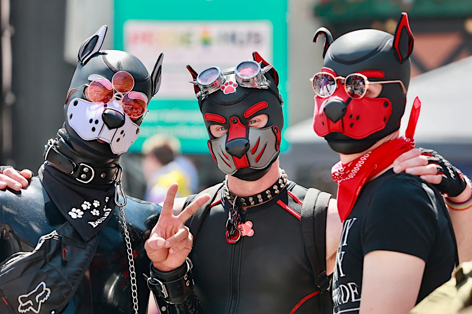 Manche finden es befremdlich, doch das Puppy Play ist eine harmlose Angelegenheit.