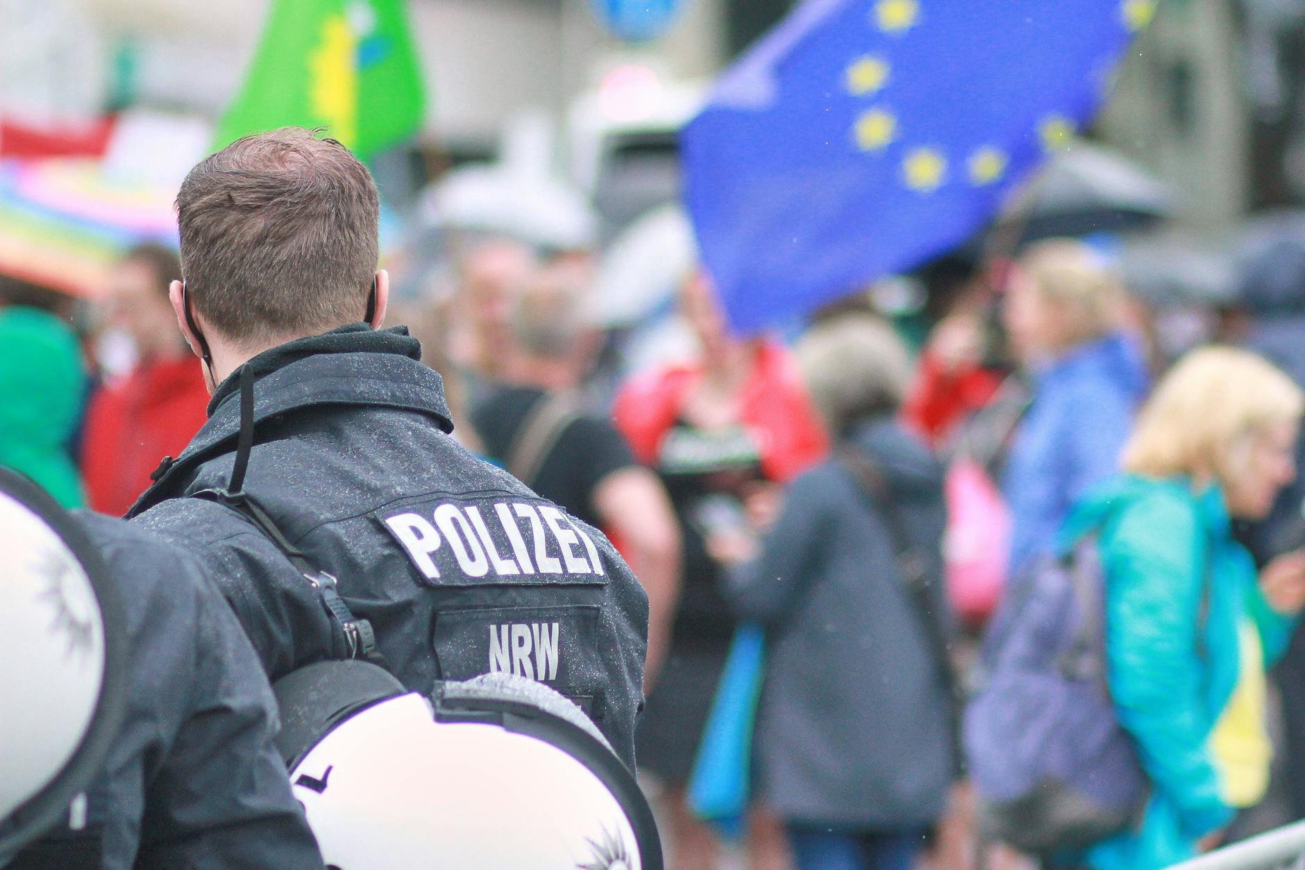 Wenn Polizisten oder Mitarbeiter von Nachrichtendiensten mit extremistischen Äußerungen auffallen, schrillt die Alarmglocke. (Symbolbild)