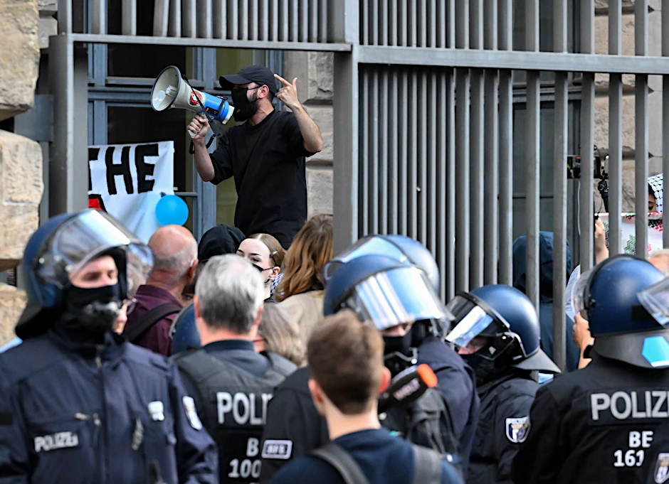 Polizisten im Mai bei der Räumung der Berliner Humboldt-Universität (HU), die von israelfeindlichen Demonstranten besetzt wurde.